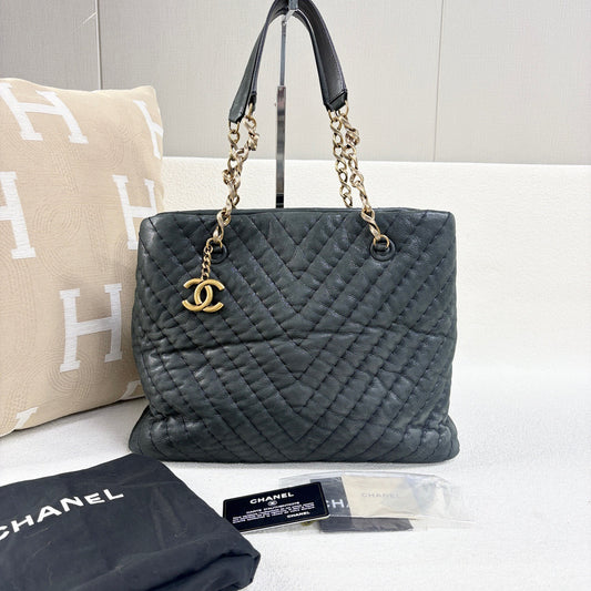Chanel - V-Stitch Tote - Leather - Black