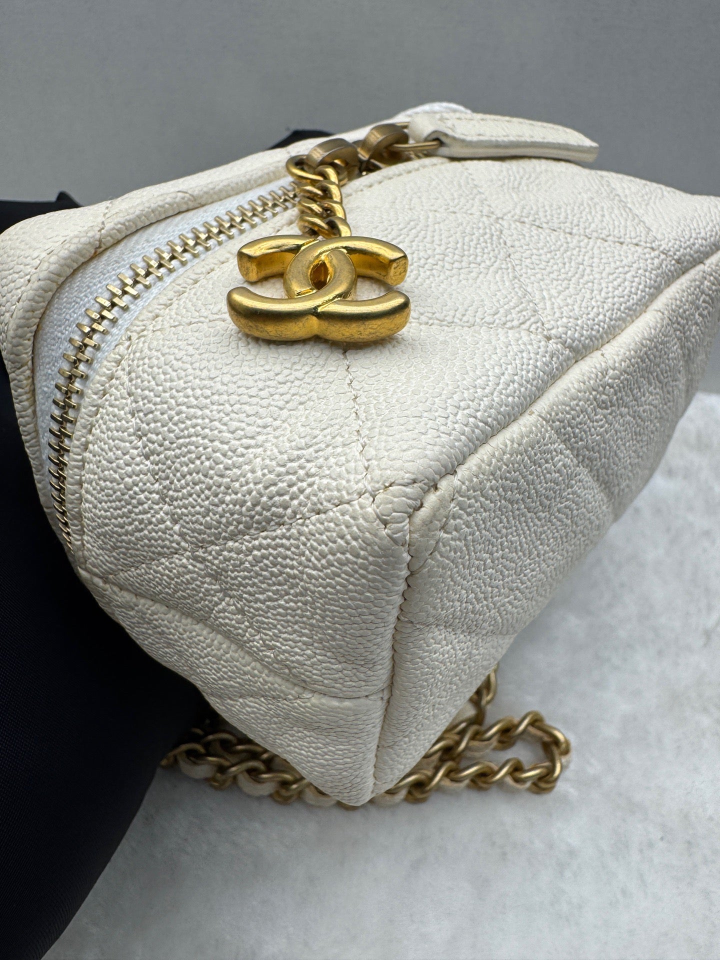 Chanel - Vanity Case - Calfskin - White - (mini)