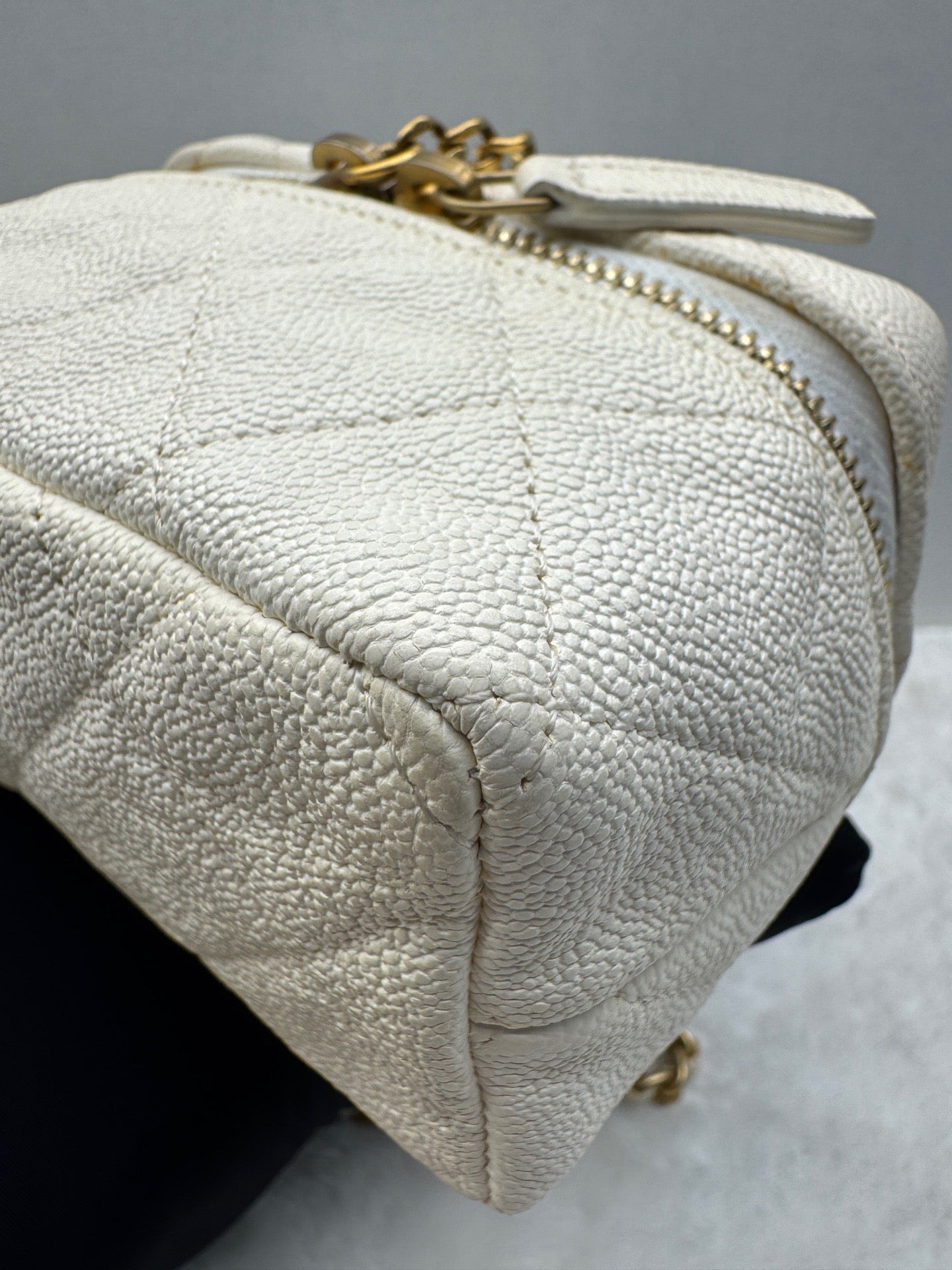 Chanel - Vanity Case - Calfskin - White - (mini)
