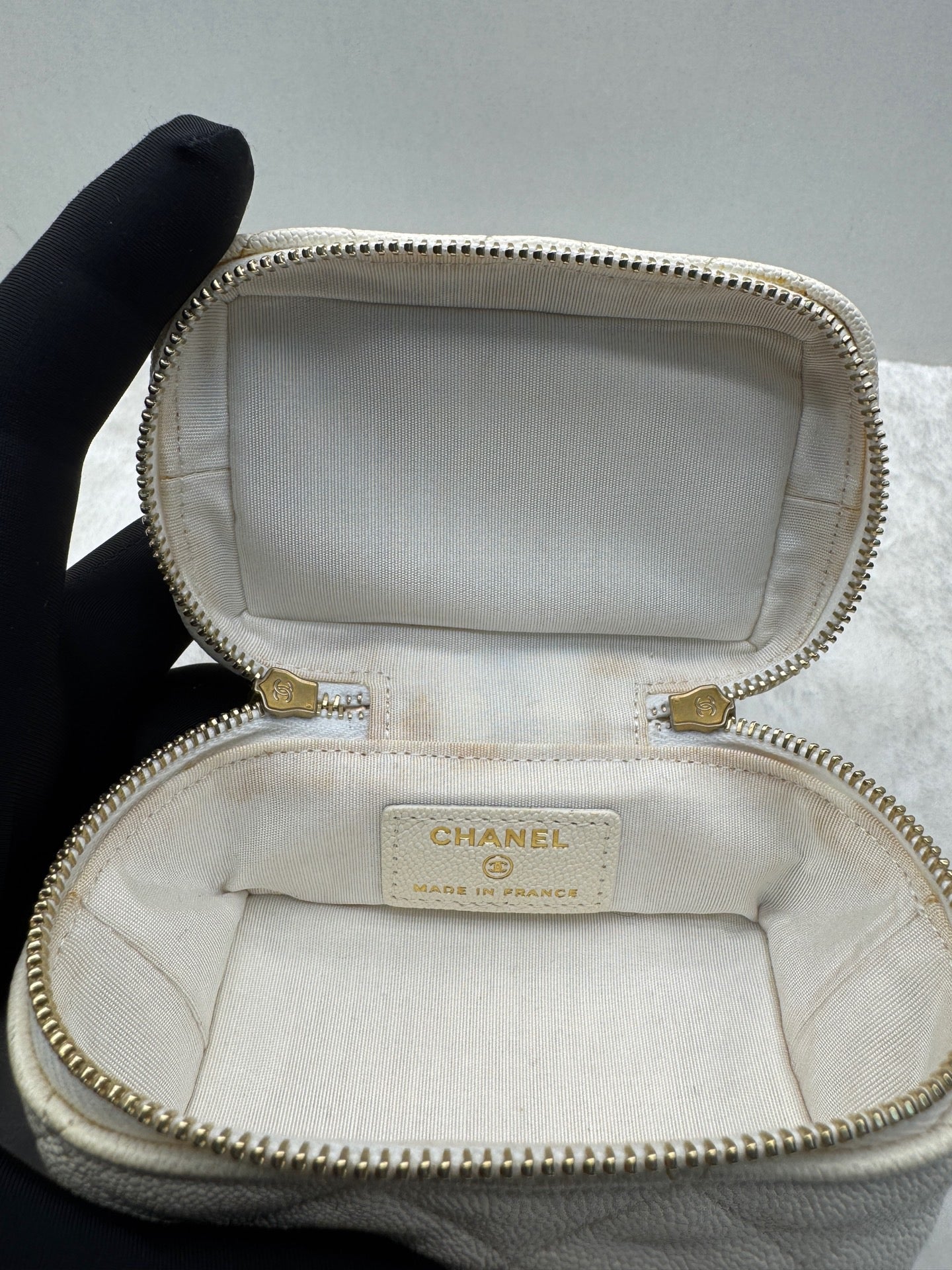 Chanel - Vanity Case - Calfskin - White - (mini)