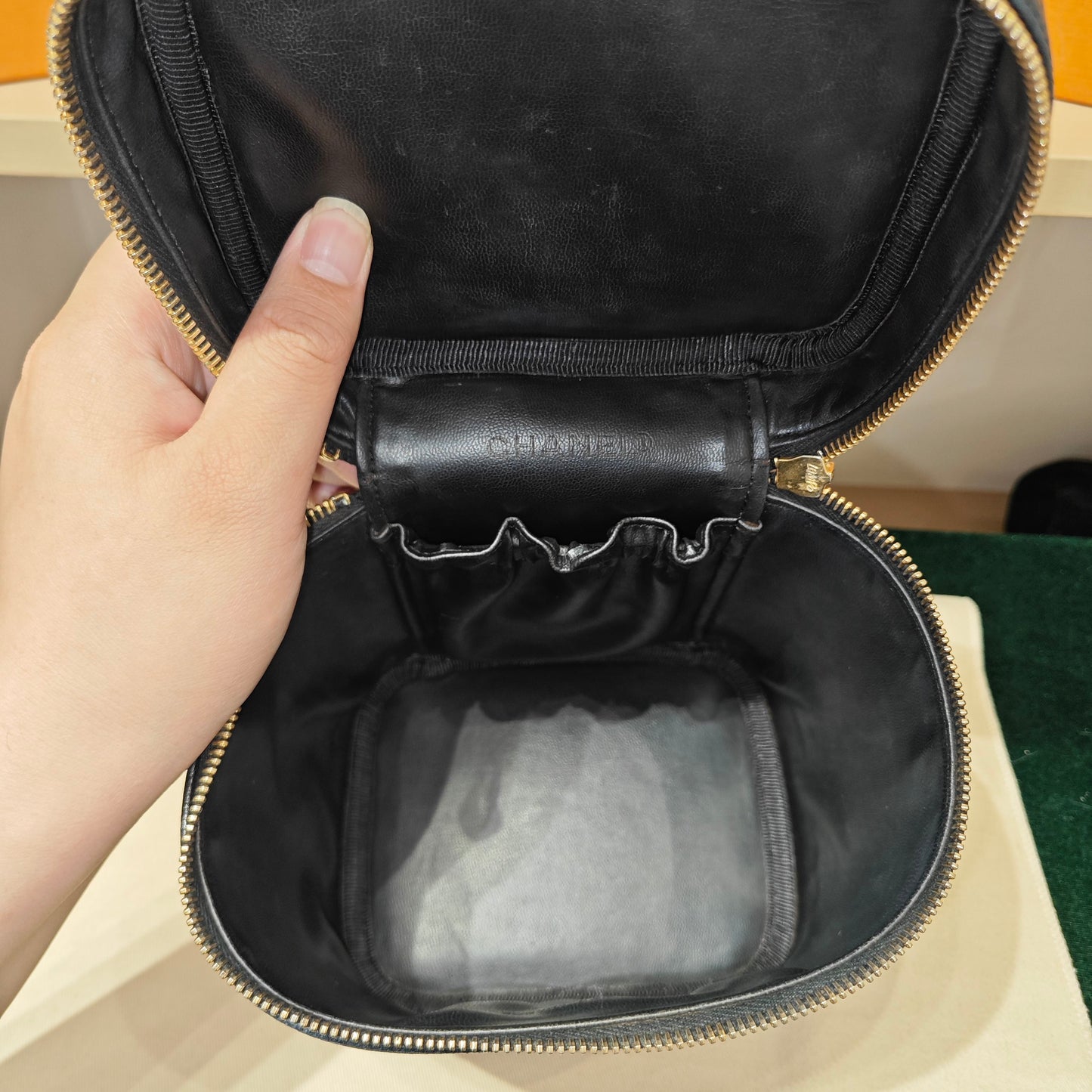 Chanel - Vanity Case - Caviar leather - Black - (Small)