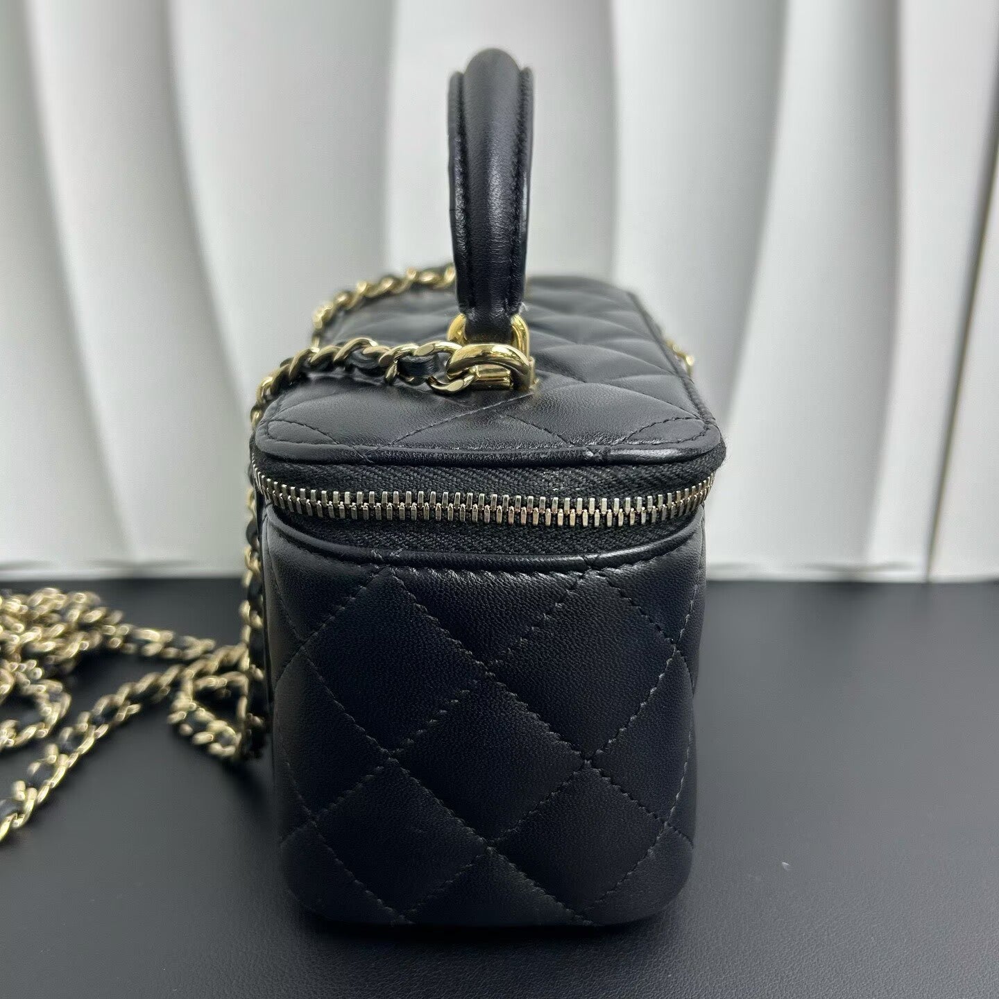 Chanel - Vanity Case - Lambskin leather - Black with Gold-Tone Hardware - (mini)
