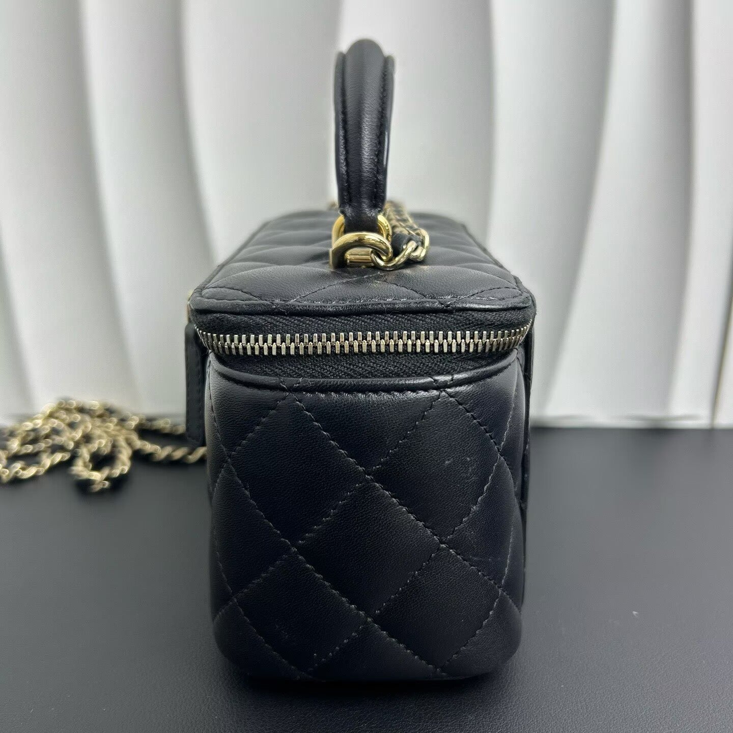 Chanel - Vanity Case - Lambskin leather - Black with Gold-Tone Hardware - (mini)