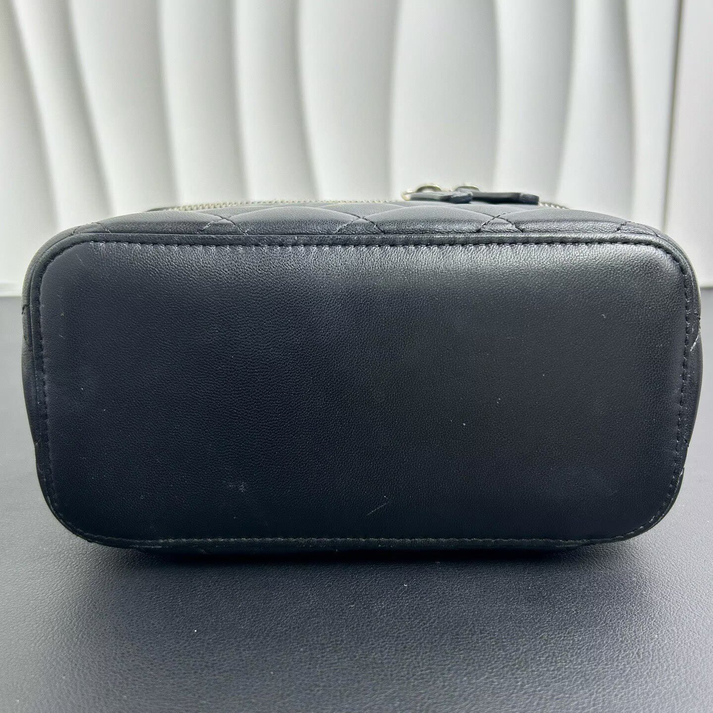 Chanel - Vanity Case - Lambskin leather - Black with Gold-Tone Hardware - (mini)
