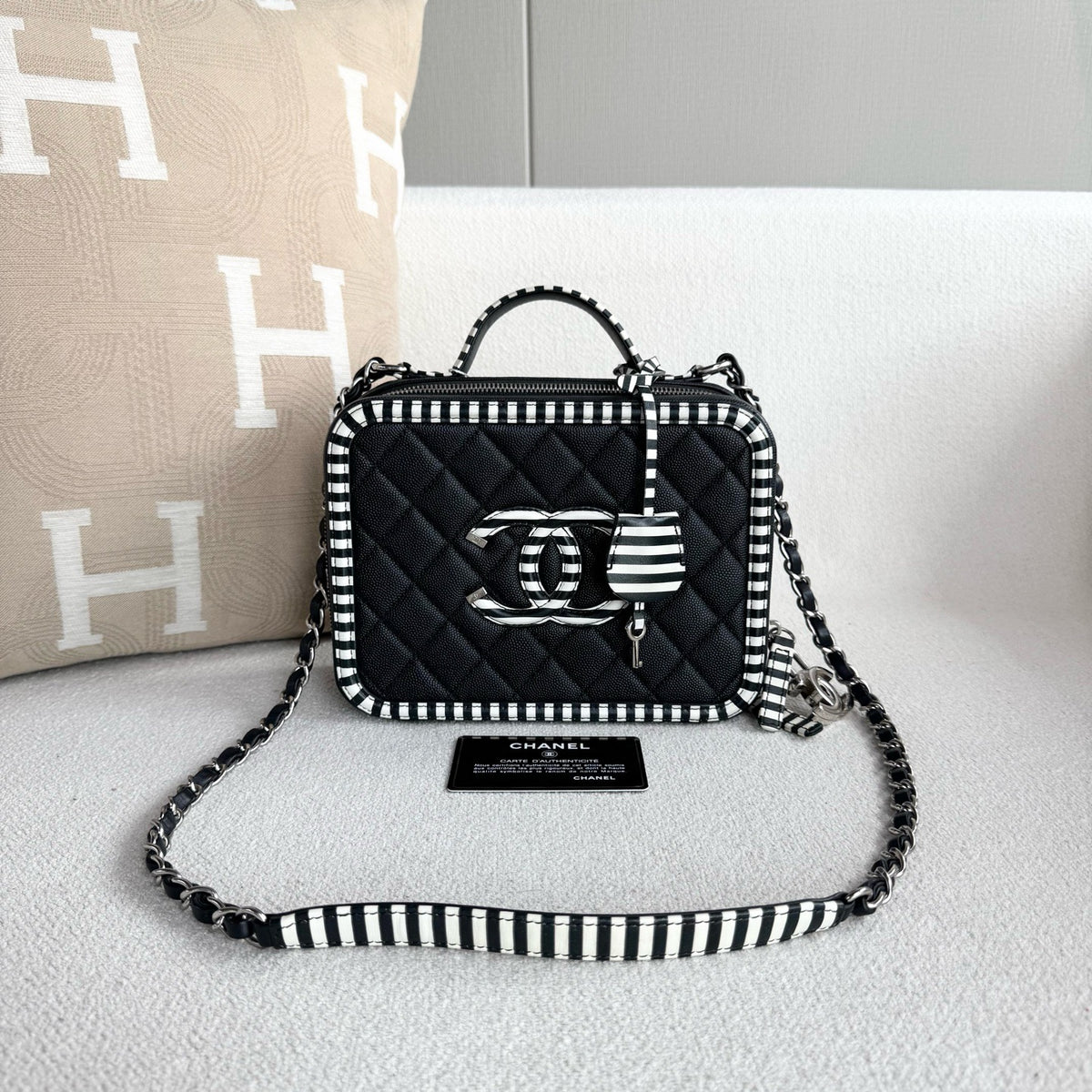 Chanel - Vanity Case - Leather - Black - (mini)