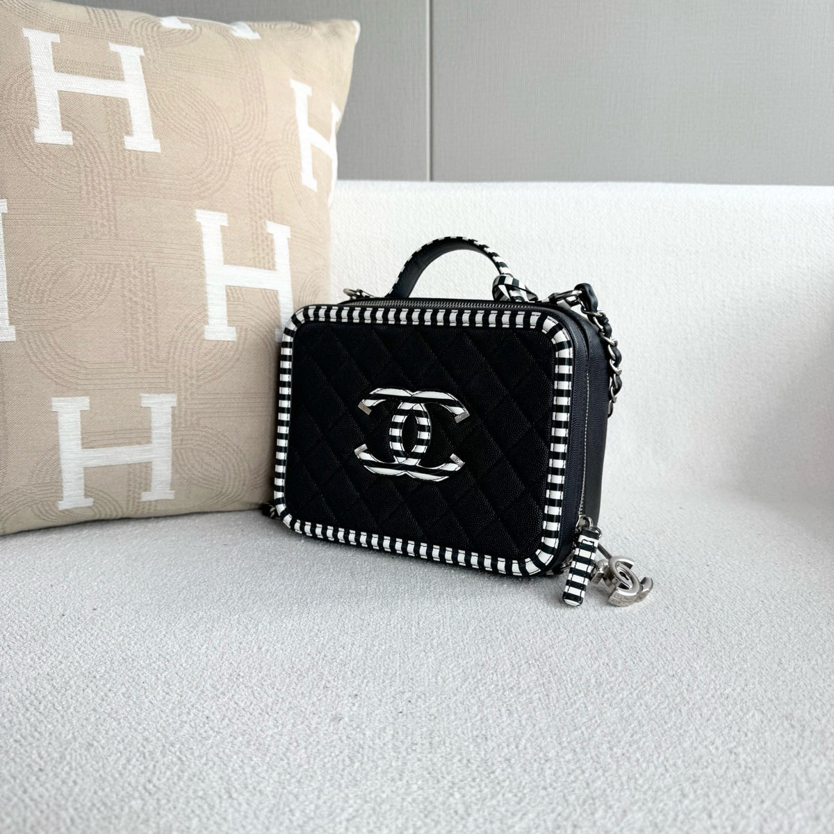 Chanel - Vanity Case - Leather - Black - (mini)
