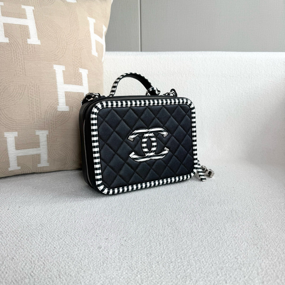 Chanel - Vanity Case - Leather - Black - (mini)