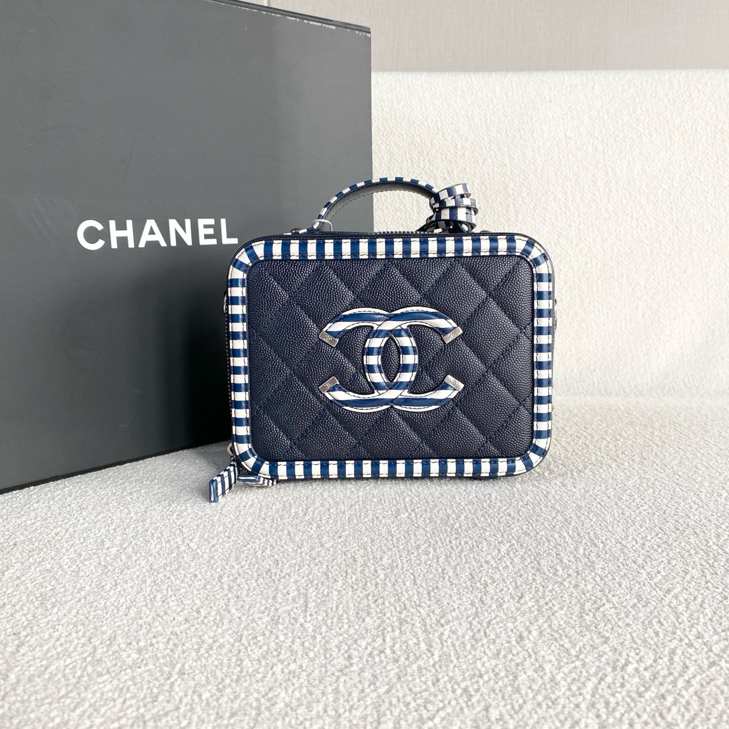 Chanel - Vanity Case - Leather - Navy - (small)