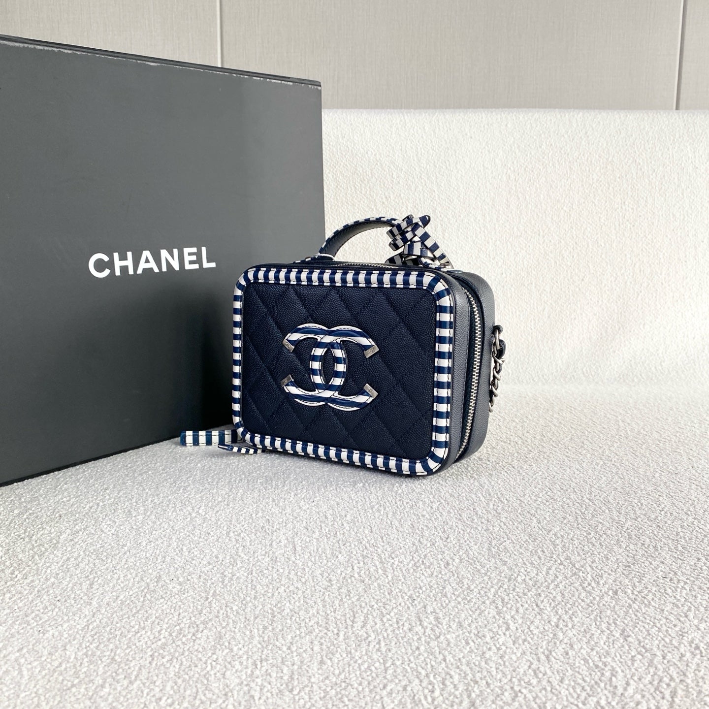 Chanel - Vanity Case - Leather - Navy - (small)