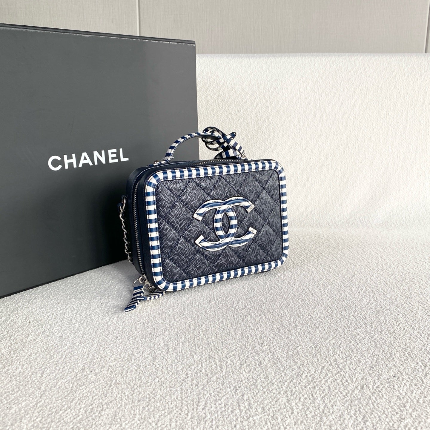 Chanel - Vanity Case - Leather - Navy - (small)