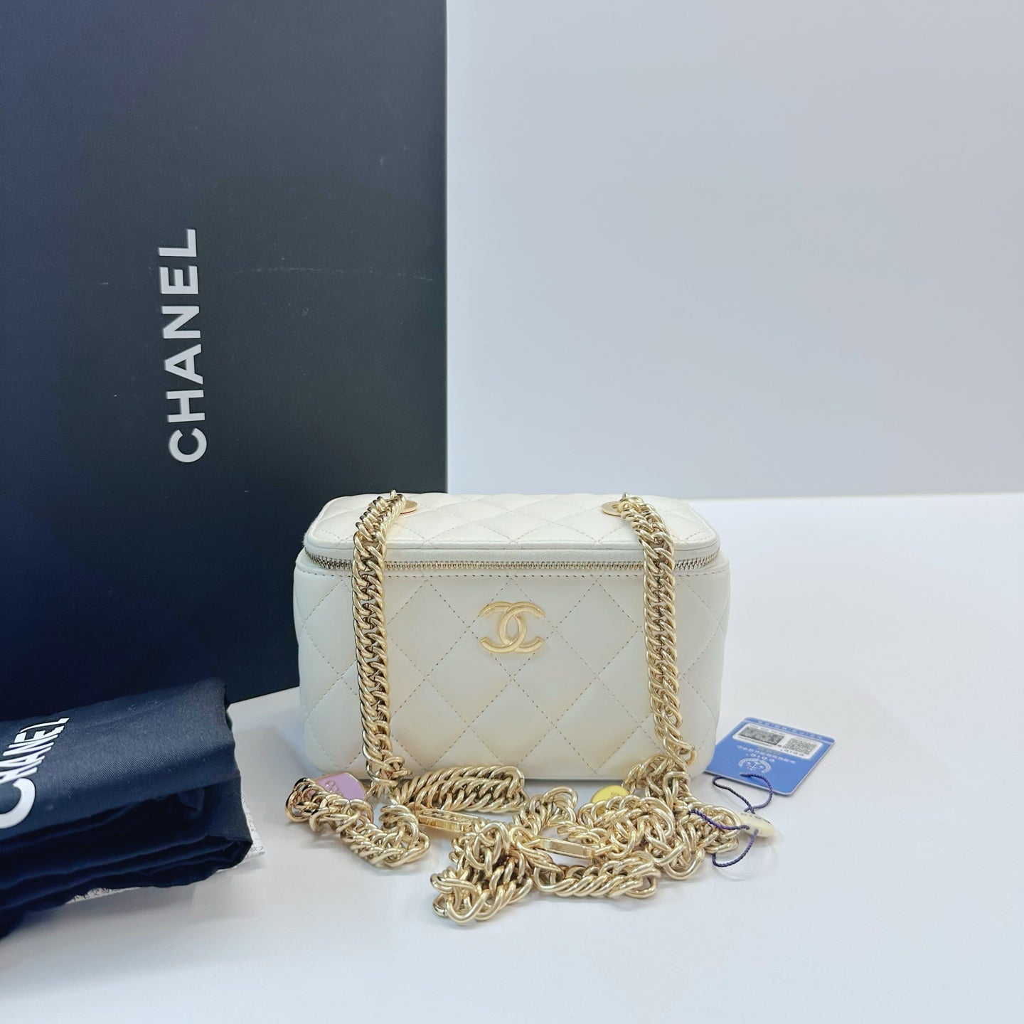 Chanel - Vanity case - Leather - White - (mini)