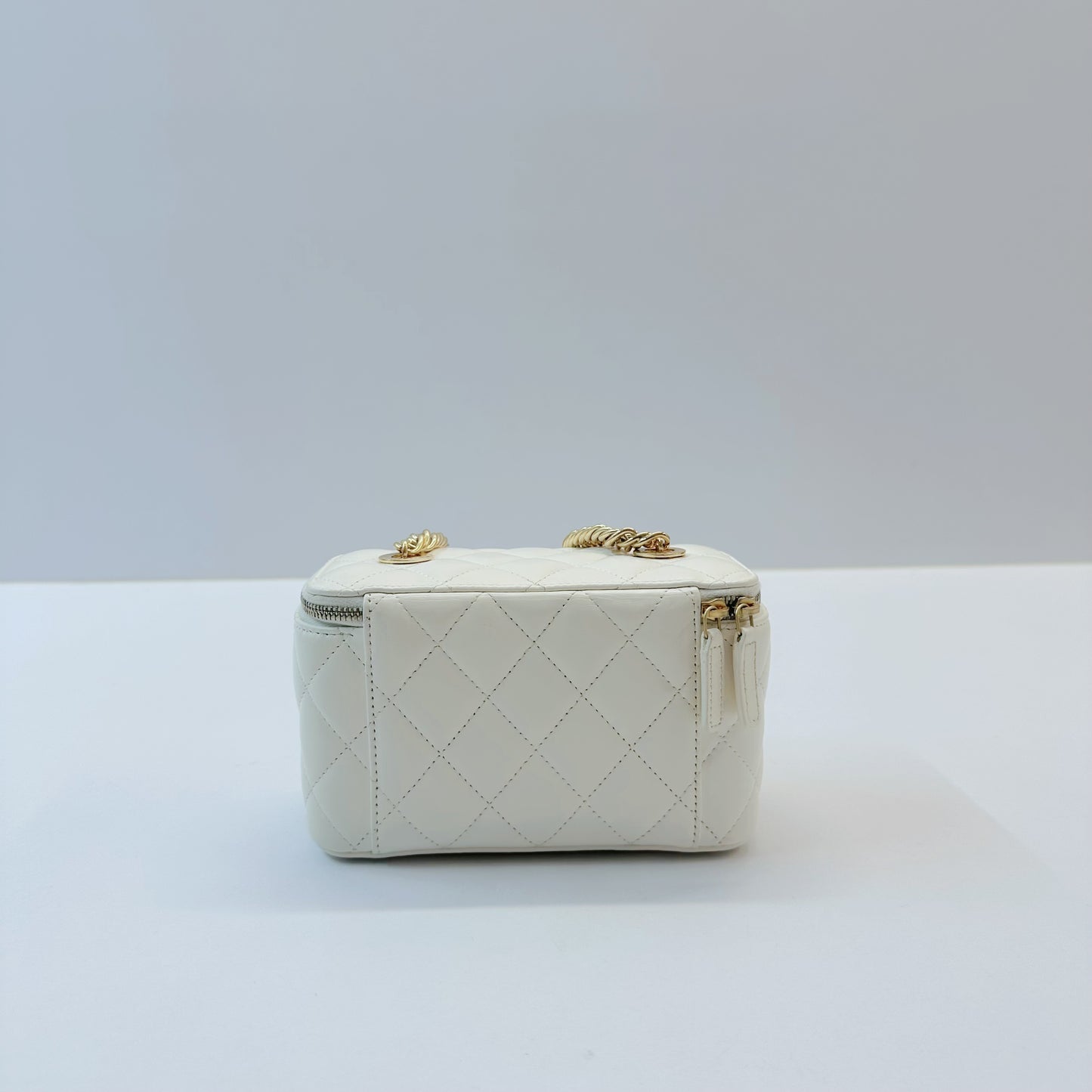 Chanel - Vanity case - Leather - White - (mini)