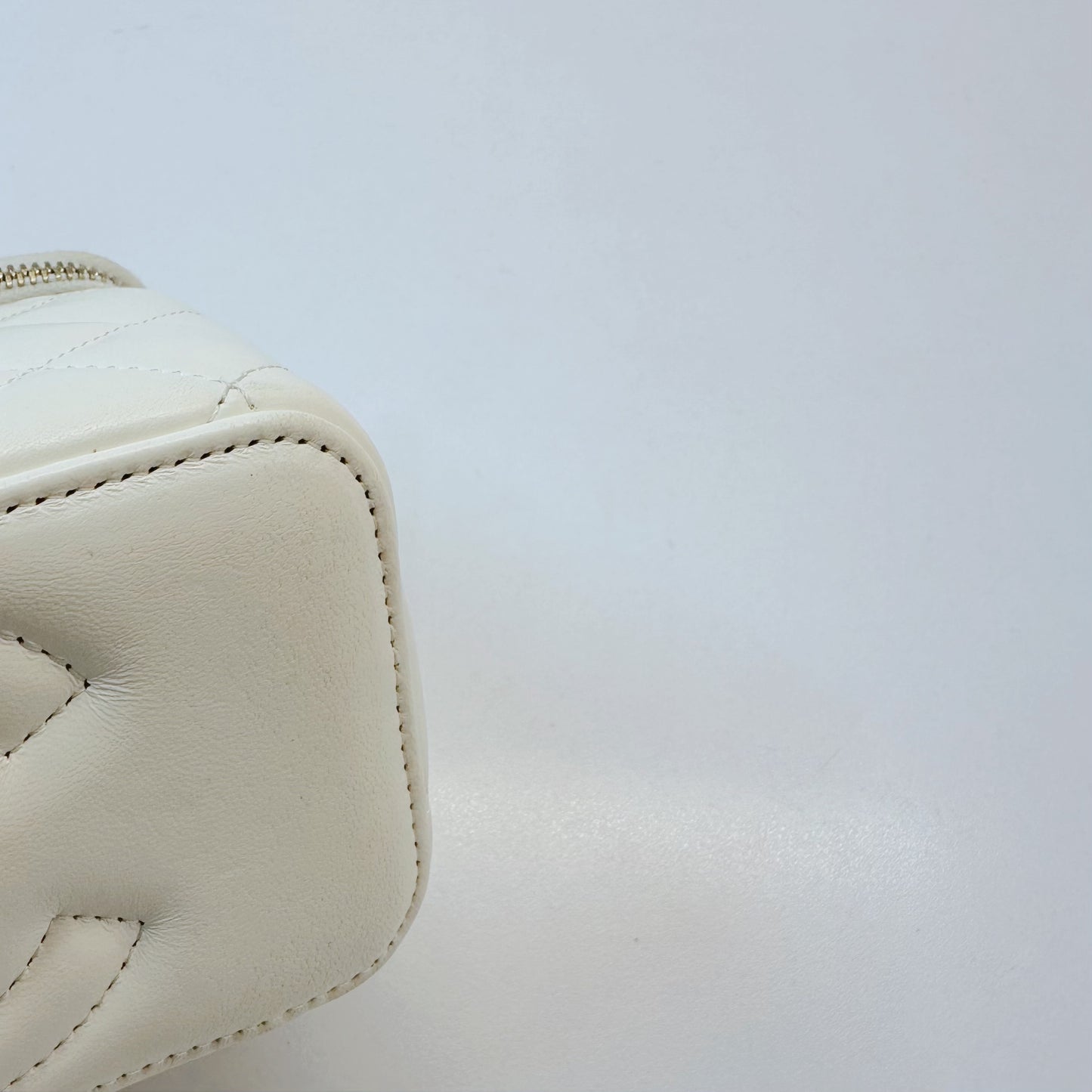 Chanel - Vanity case - Leather - White - (mini)