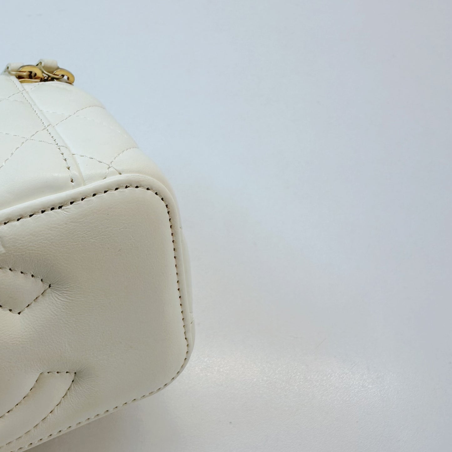Chanel - Vanity case - Leather - White - (mini)