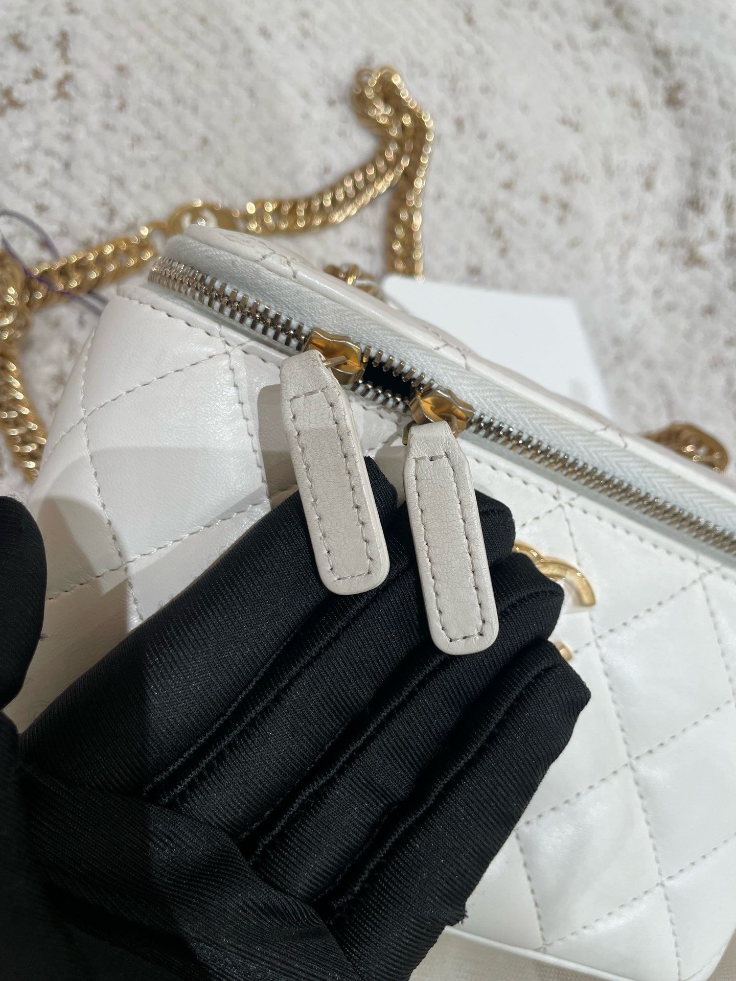 Chanel - Vanity case - Leather - White - (mini)