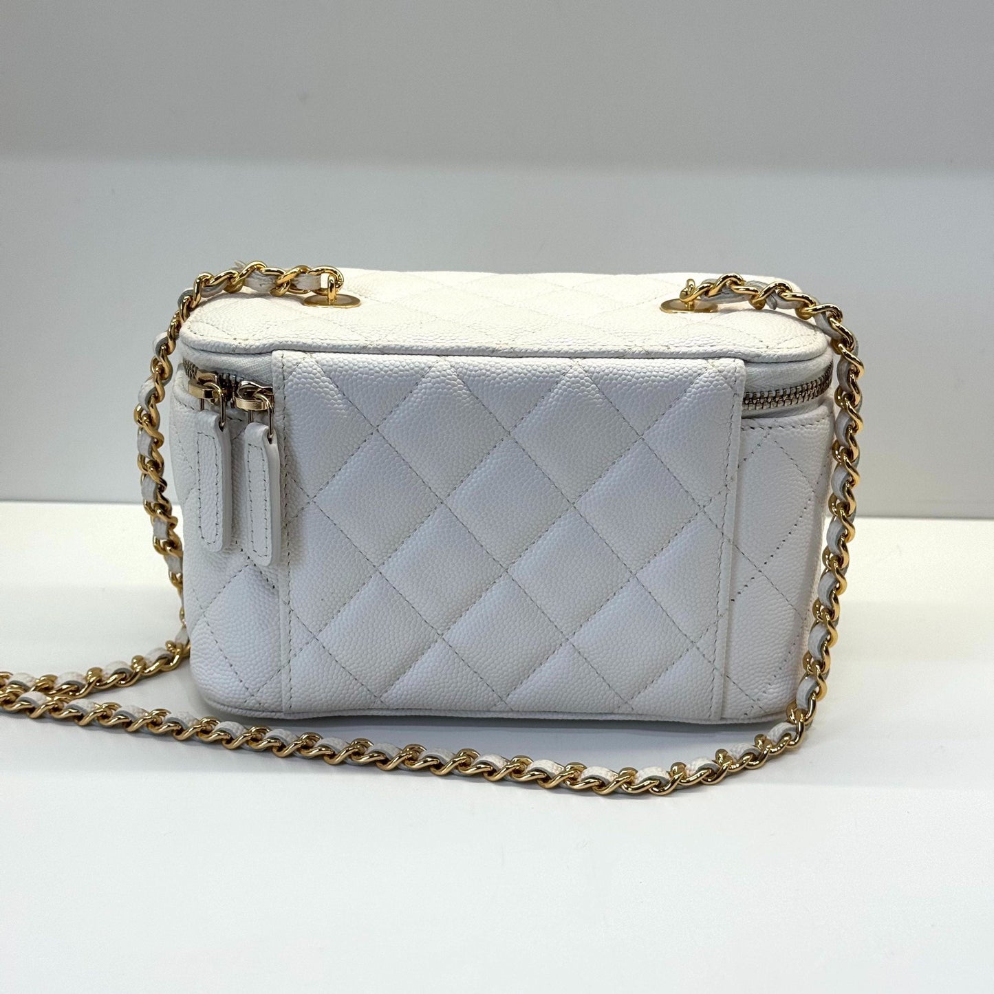 Chanel - Vanity Case - Pebbled calfskin leather - White with Gold-Tone Hardware - (mini)