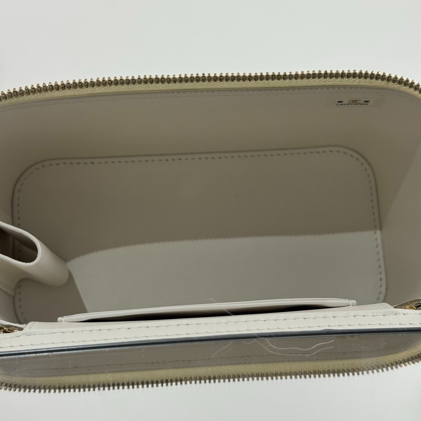 Chanel - Vanity Case - Pebbled calfskin leather - White with Gold-Tone Hardware - (mini)