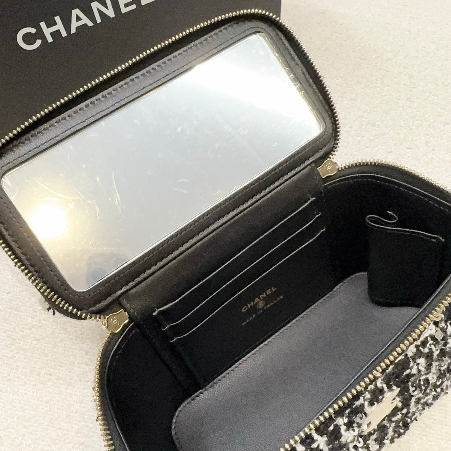 Chanel - Vanity Case - Tweed, lambskin leather, and sequins - Black - (mini)