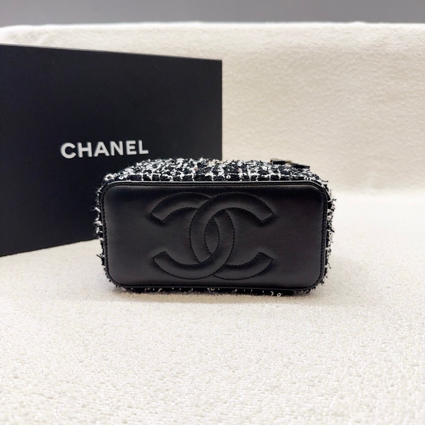 Chanel - Vanity Case - Tweed, lambskin leather, and sequins - Black - (mini)