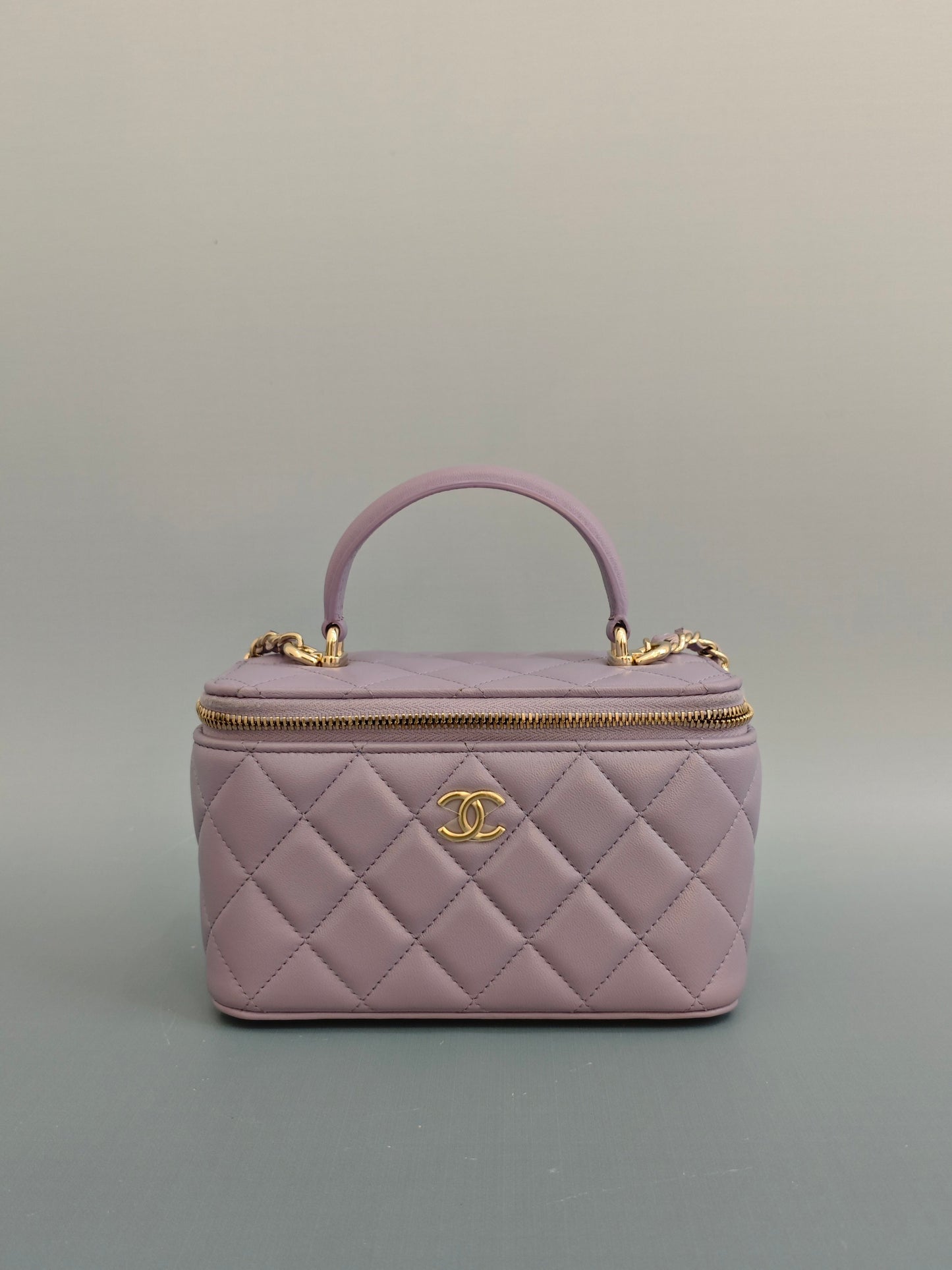 Chanel - Vanity Case with Top Handle - Lambskin leather - Lilac Purple with Gold-Tone Hardware - (mini)