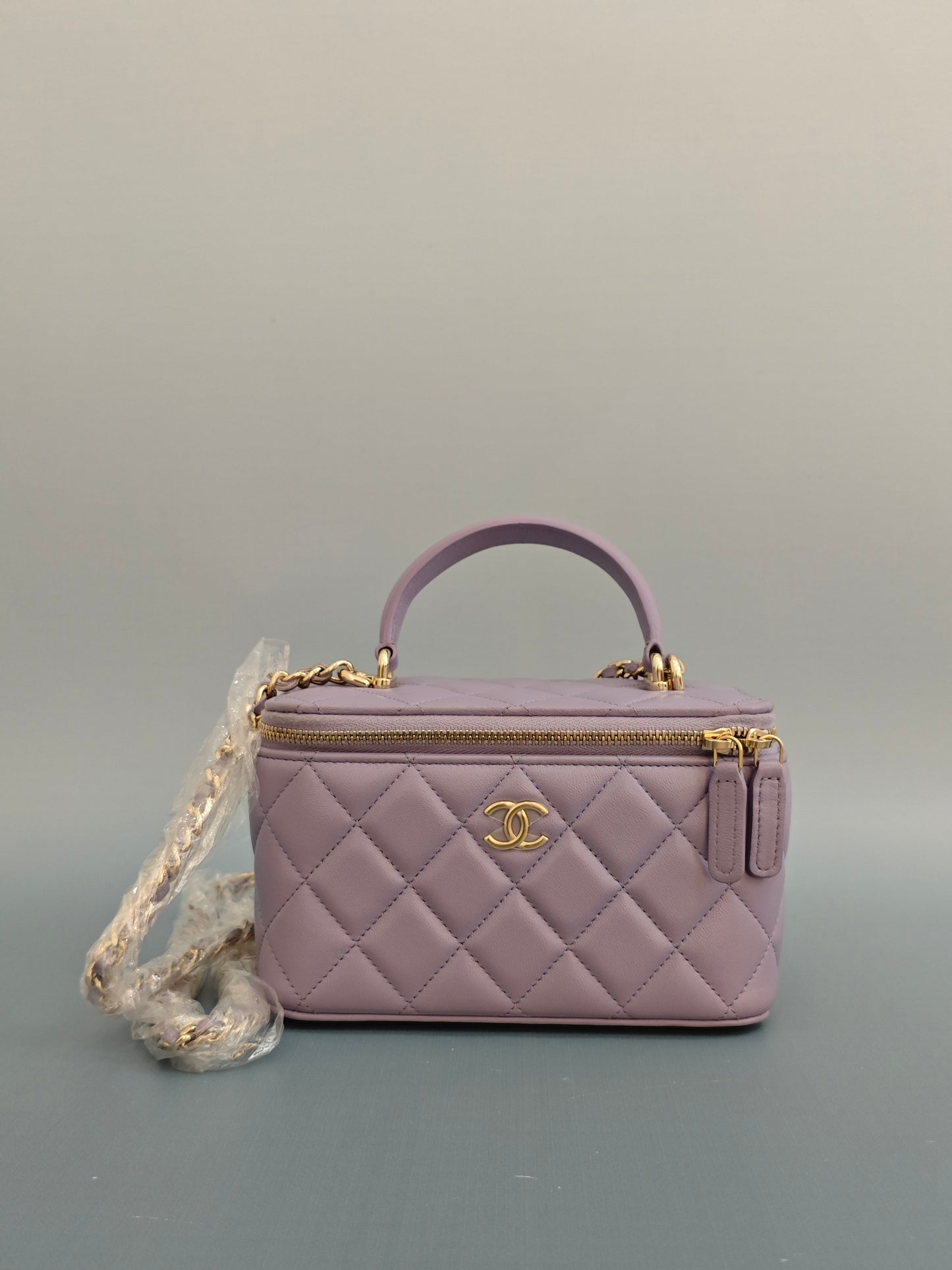 Chanel - Vanity Case with Top Handle - Lambskin leather - Lilac Purple with Gold-Tone Hardware - (mini)