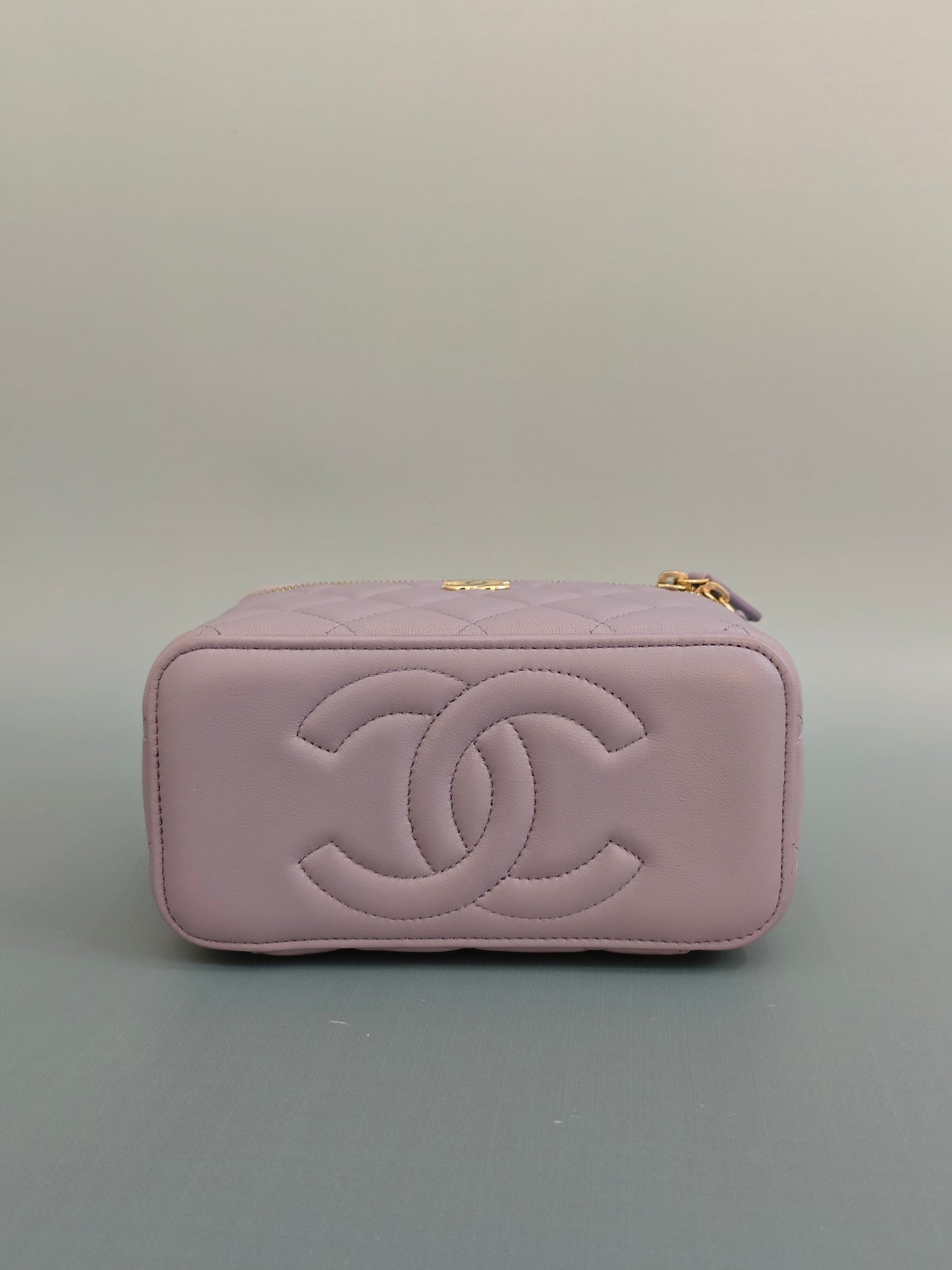 Chanel - Vanity Case with Top Handle - Lambskin leather - Lilac Purple with Gold-Tone Hardware - (mini)