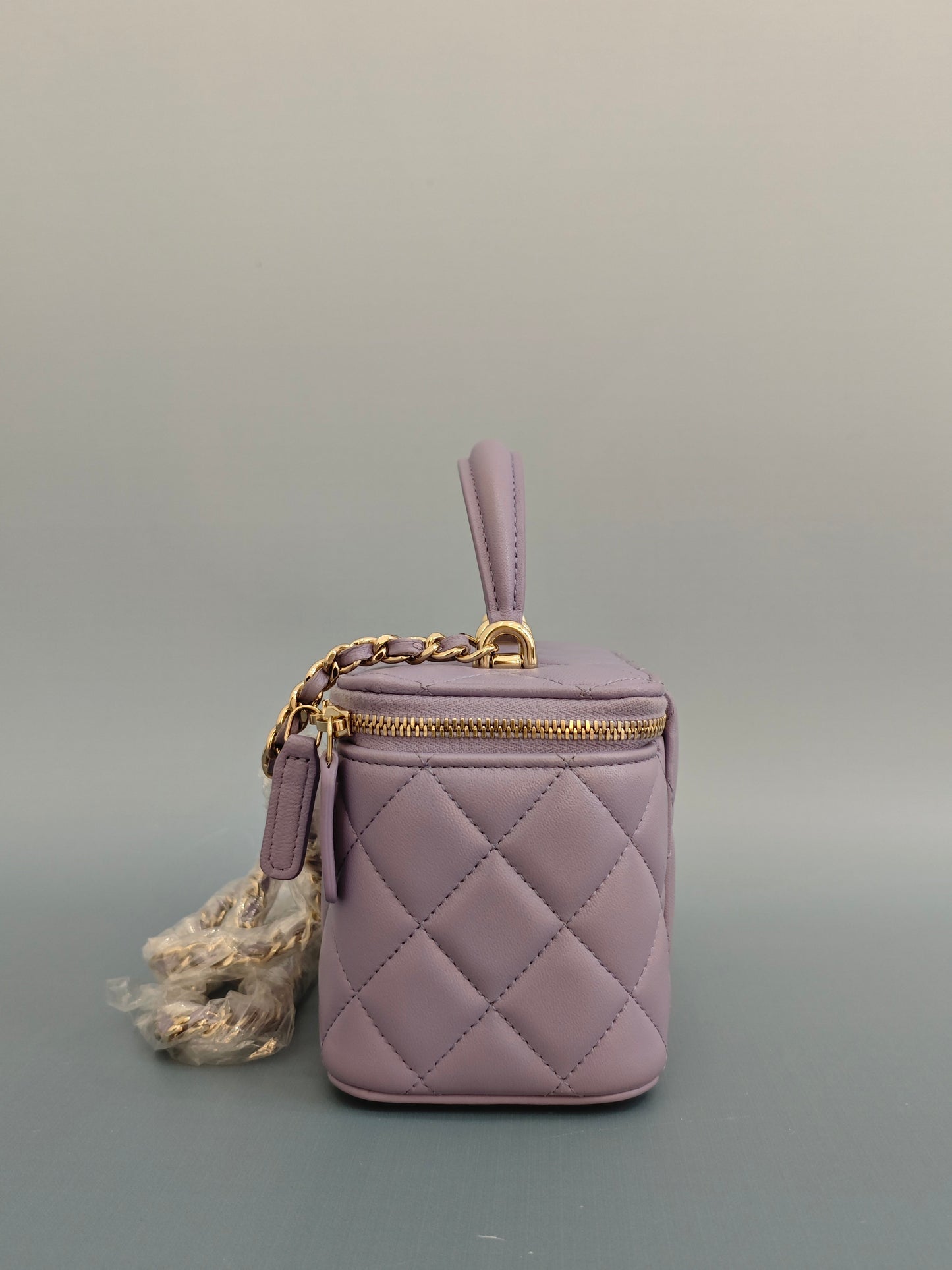 Chanel - Vanity Case with Top Handle - Lambskin leather - Lilac Purple with Gold-Tone Hardware - (mini)