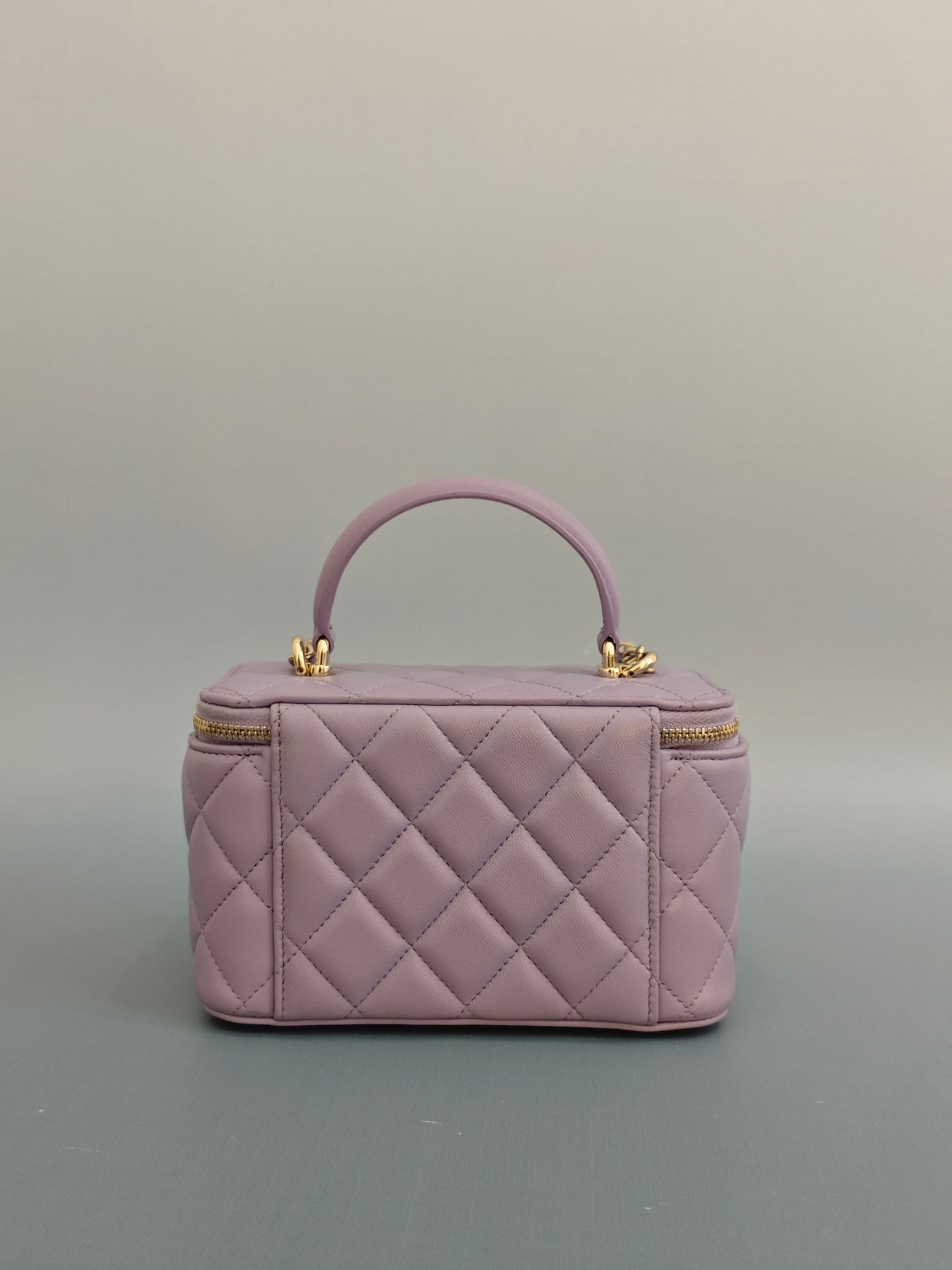 Chanel - Vanity Case with Top Handle - Lambskin leather - Lilac Purple with Gold-Tone Hardware - (mini)