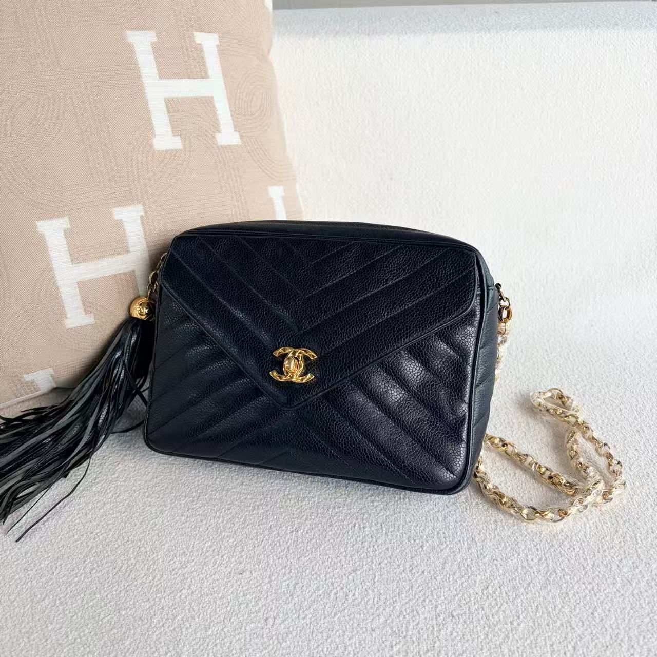 Chanel - Vintage V-stitch Gold Ball Tassel Camera Bag - Grained calfskin leather - Black with Gold-Tone Hardware - (medium)