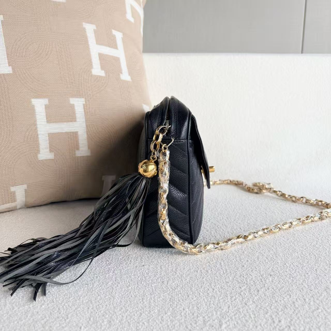 Chanel - Vintage V-stitch Gold Ball Tassel Camera Bag - Grained calfskin leather - Black with Gold-Tone Hardware - (medium)