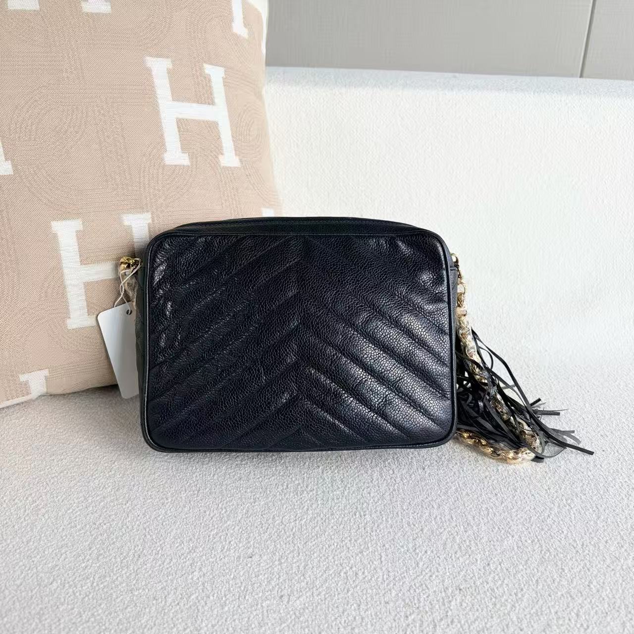 Chanel - Vintage V-stitch Gold Ball Tassel Camera Bag - Grained calfskin leather - Black with Gold-Tone Hardware - (medium)