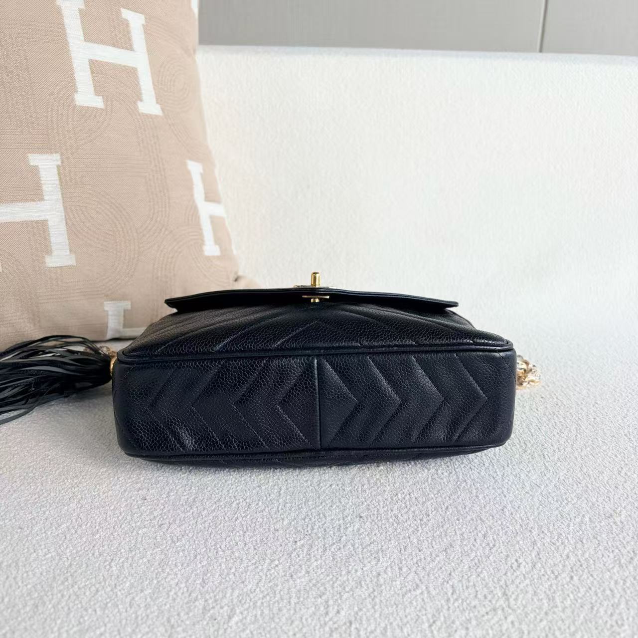 Chanel - Vintage V-stitch Gold Ball Tassel Camera Bag - Grained calfskin leather - Black with Gold-Tone Hardware - (medium)