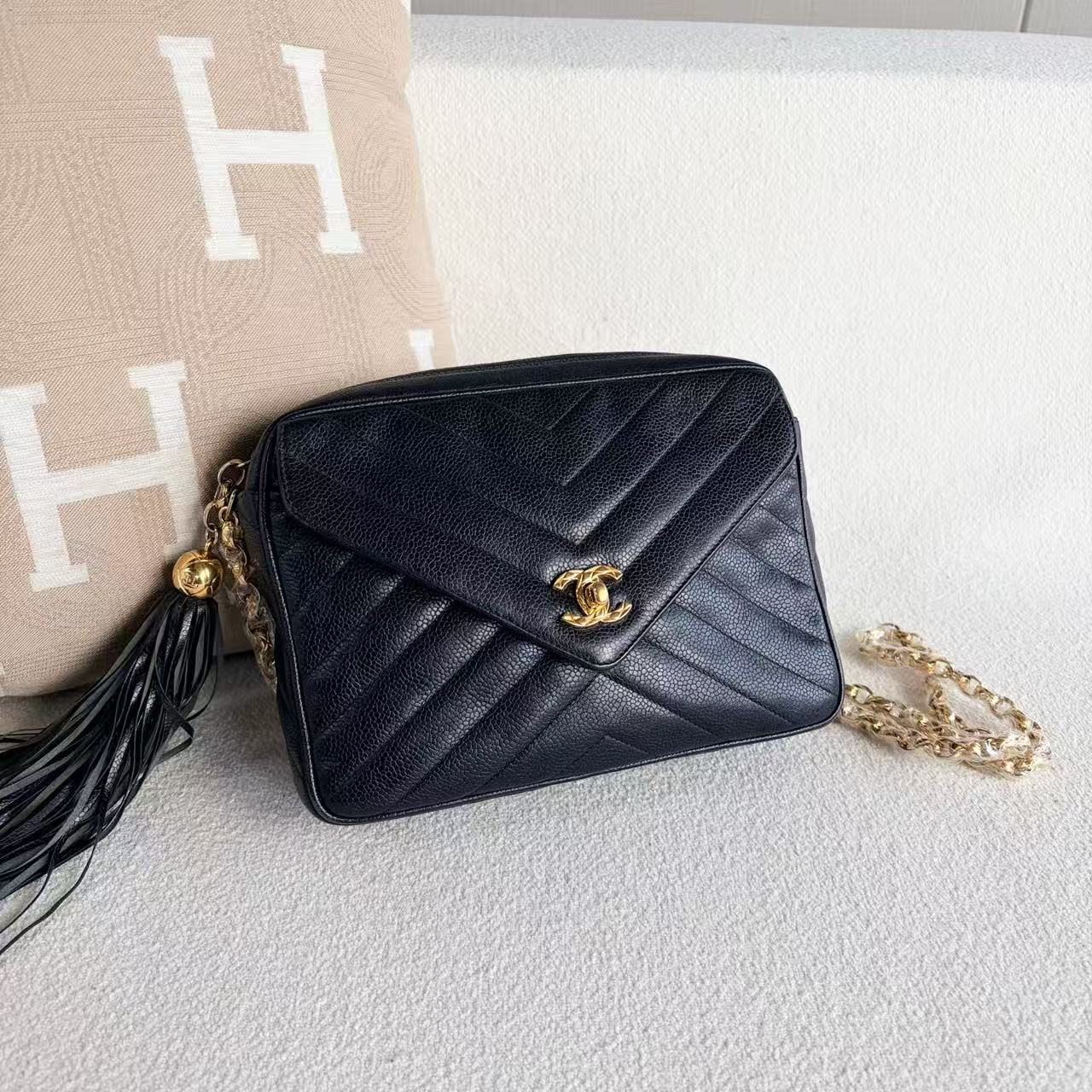 Chanel - Vintage V-stitch Gold Ball Tassel Camera Bag - Grained calfskin leather - Black with Gold-Tone Hardware - (medium)