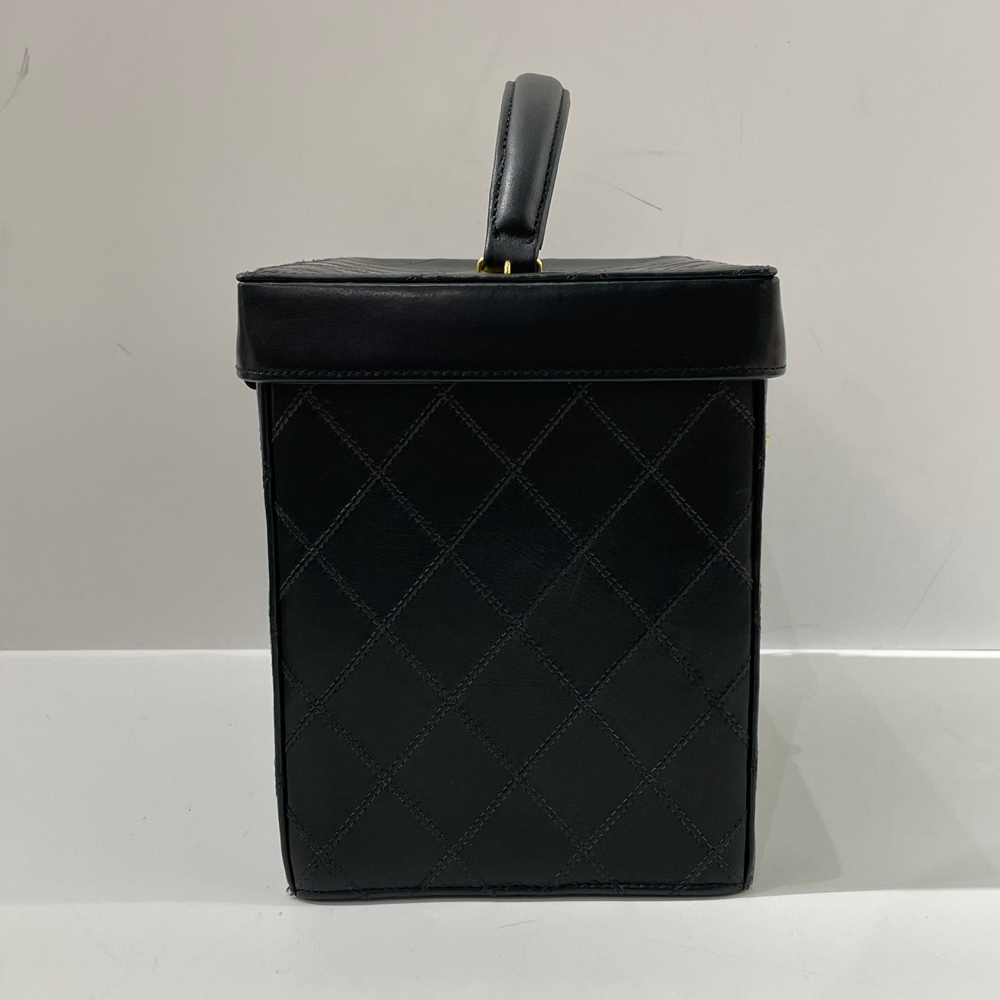 Chanel - Vintage Vanity Case - Lambskin leather - Black with Gold-Tone Hardware - (Medium)