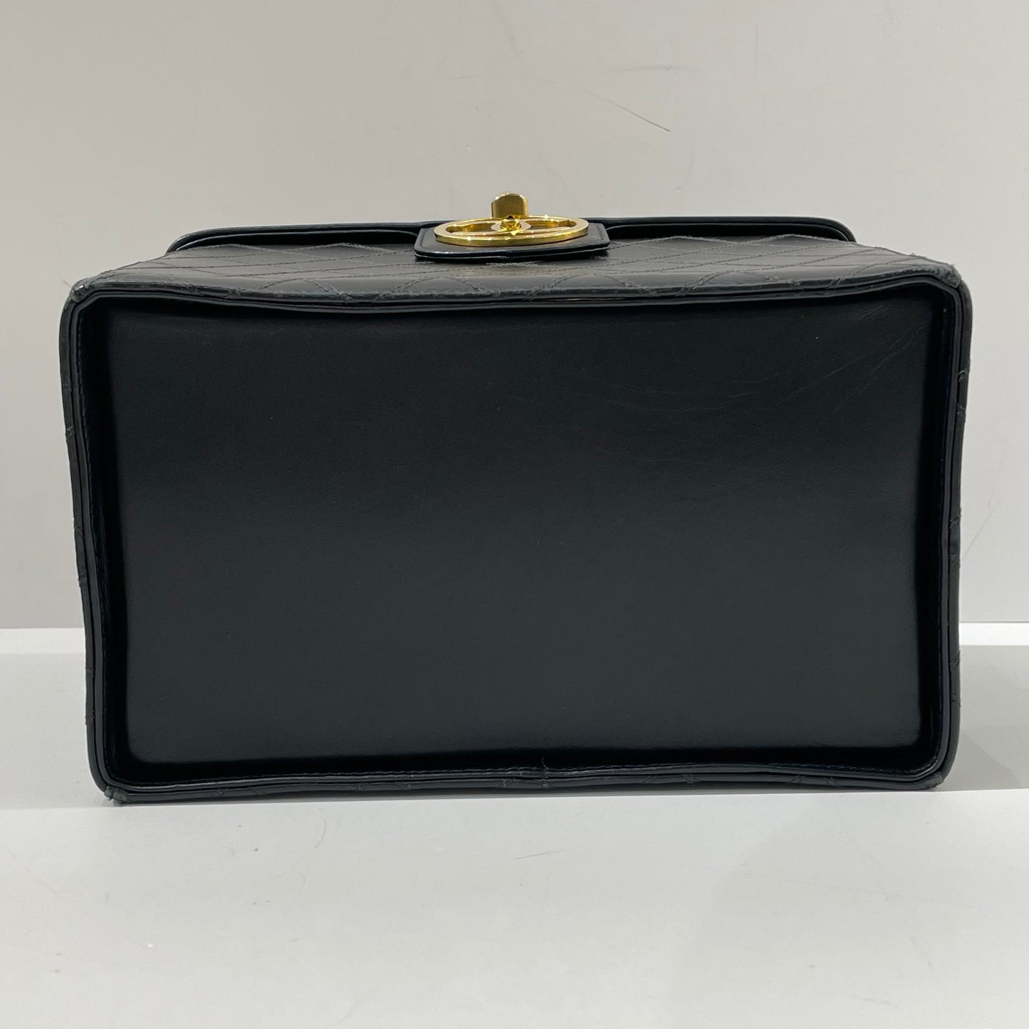 Chanel - Vintage Vanity Case - Lambskin leather - Black with Gold-Tone Hardware - (Medium)