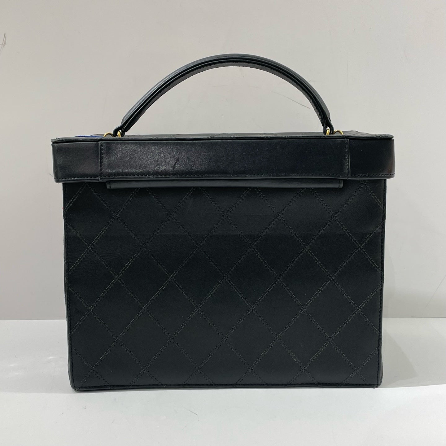 Chanel - Vintage Vanity Case - Lambskin leather - Black with Gold-Tone Hardware - (Medium)