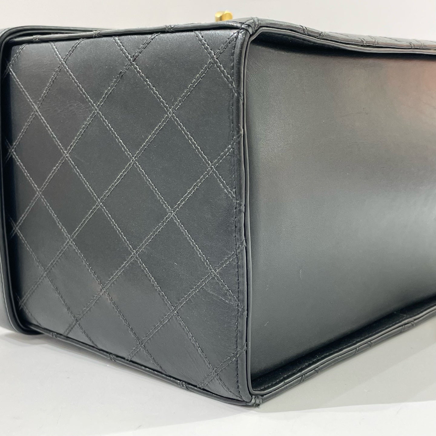 Chanel - Vintage Vanity Case - Lambskin leather - Black with Gold-Tone Hardware - (Medium)