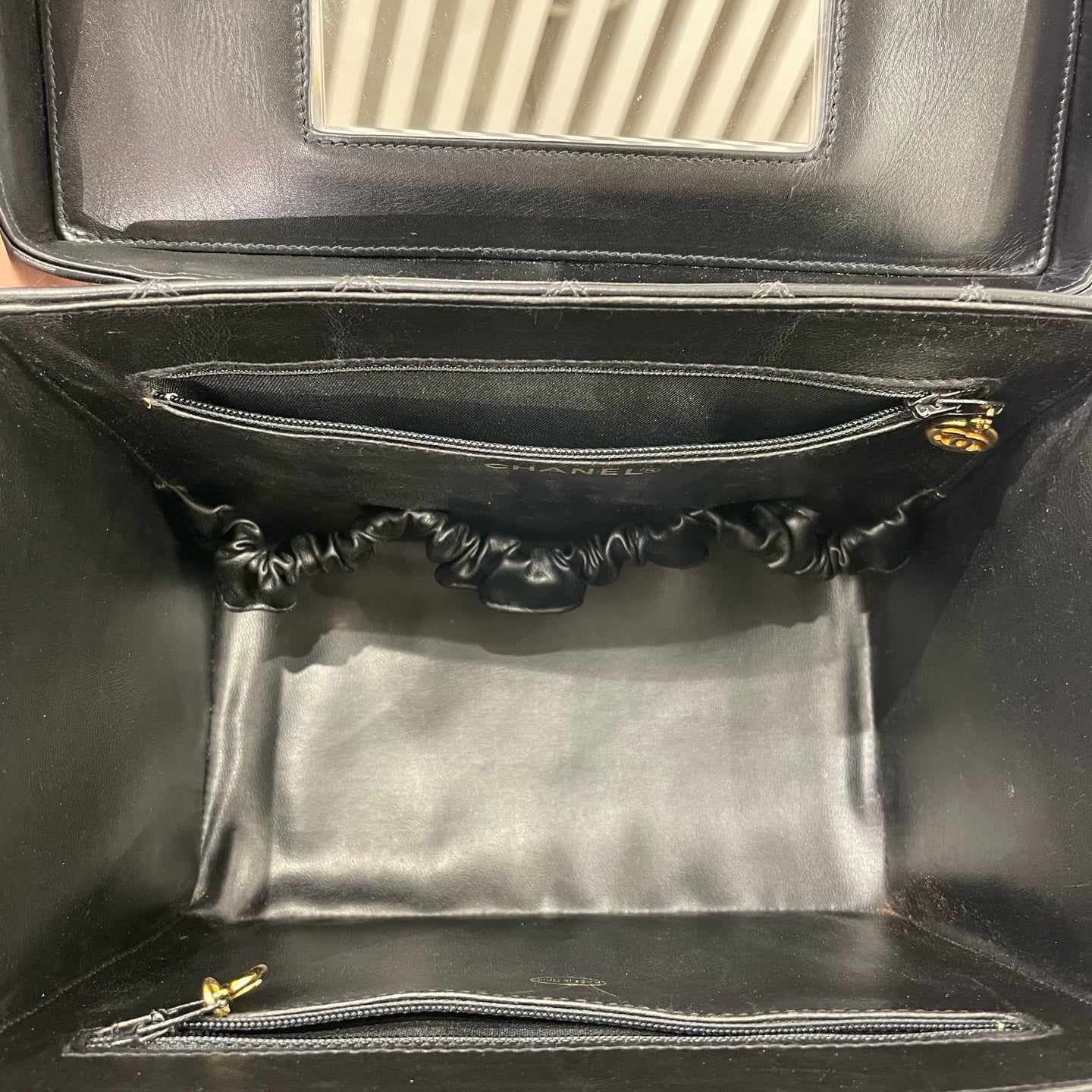 Chanel - Vintage Vanity Case - Lambskin leather - Black with Gold-Tone Hardware - (Medium)