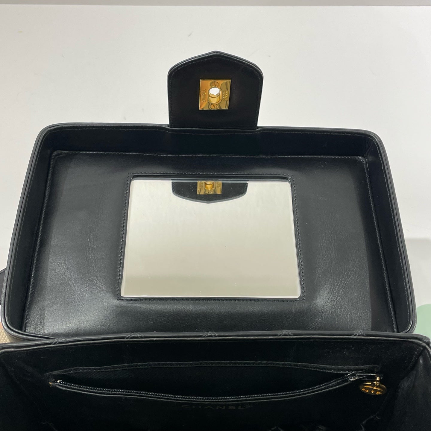 Chanel - Vintage Vanity Case - Lambskin leather - Black with Gold-Tone Hardware - (Medium)