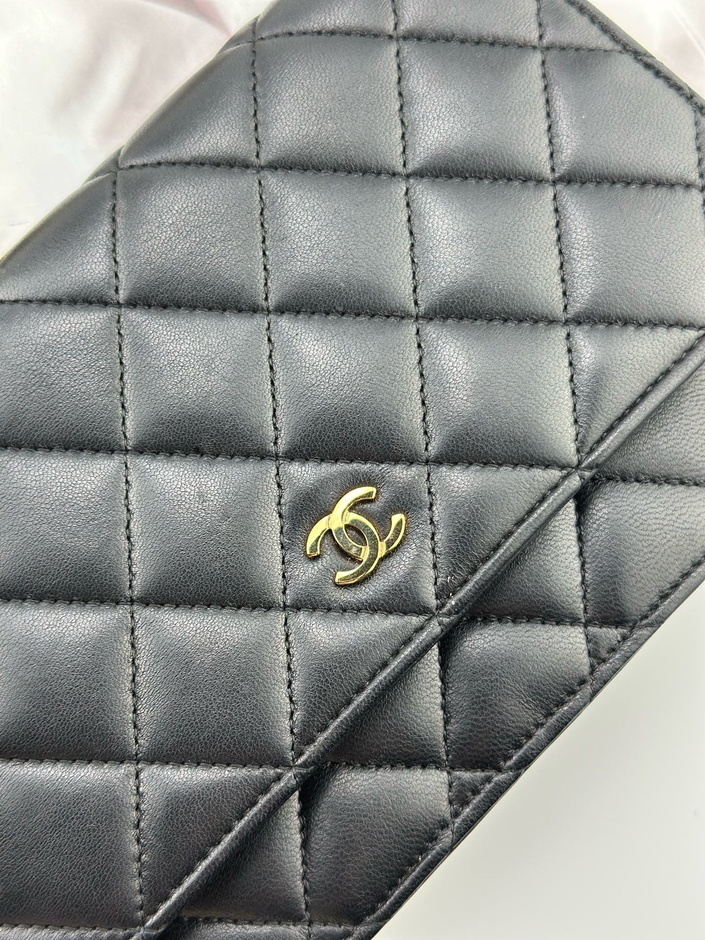 Chanel - Wallet on Chain (WOC) - Lambskin leather - Black with Gold-Tone Hardware - (mini)
