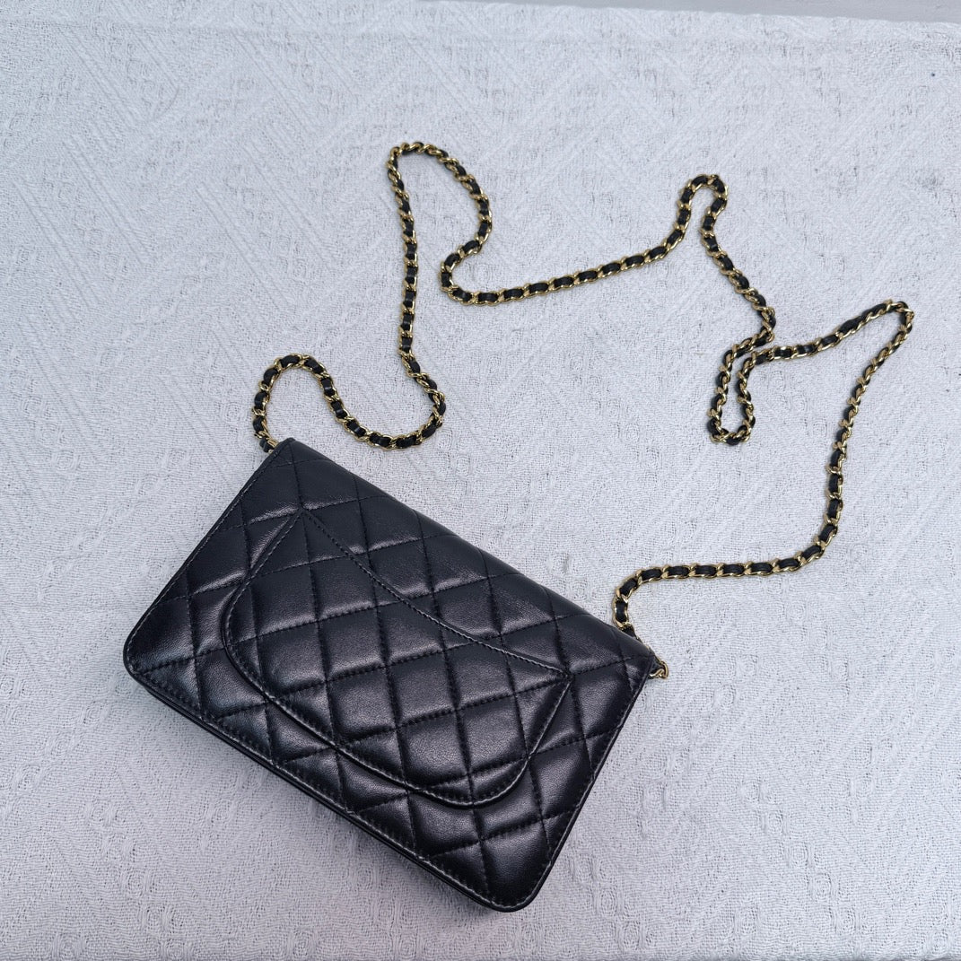 Chanel - Wallet On Chain (WOC) - Lambskin leather - Black with Gold-Tone Hardware - (mini)