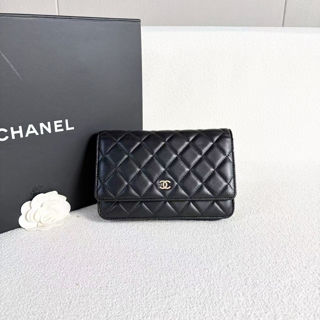 Chanel - Wallet On Chain (WOC) - Lambskin leather - Black with Gold-Tone Hardware - (mini)