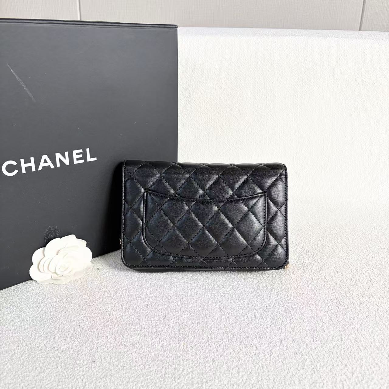 Chanel - Wallet On Chain (WOC) - Lambskin leather - Black with Gold-Tone Hardware - (mini)