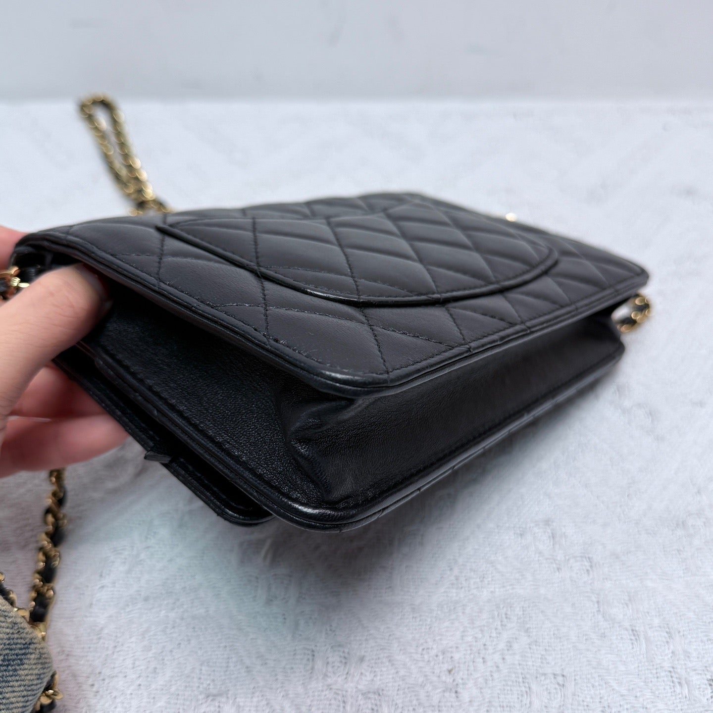 Chanel - Wallet On Chain (WOC) - Lambskin leather - Black with Gold-Tone Hardware - (mini)