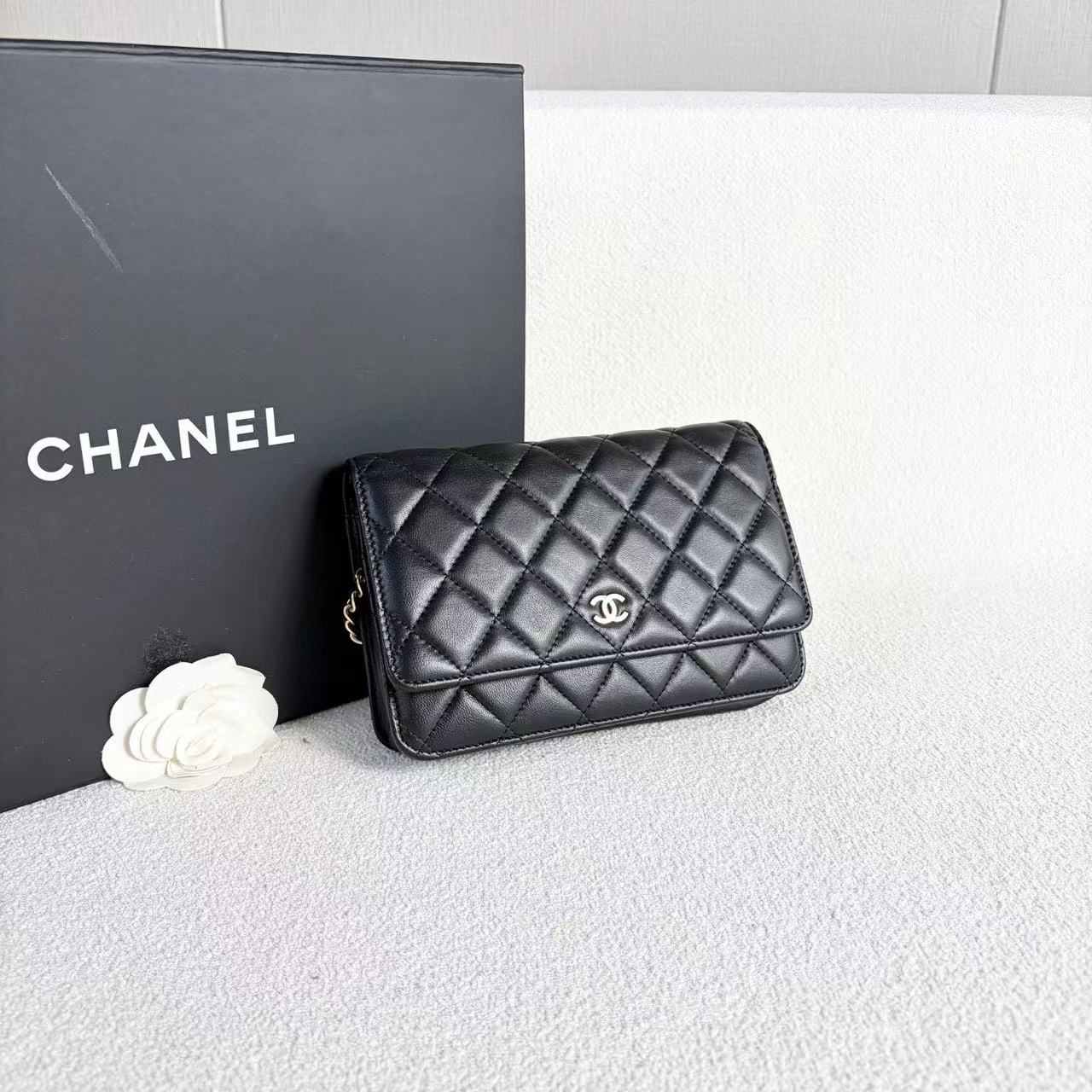Chanel - Wallet On Chain (WOC) - Lambskin leather - Black with Gold-Tone Hardware - (mini)