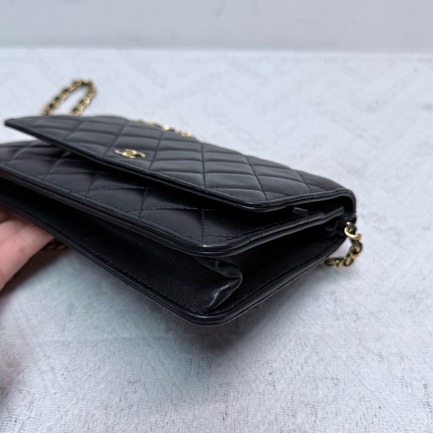 Chanel - Wallet On Chain (WOC) - Lambskin leather - Black with Gold-Tone Hardware - (mini)