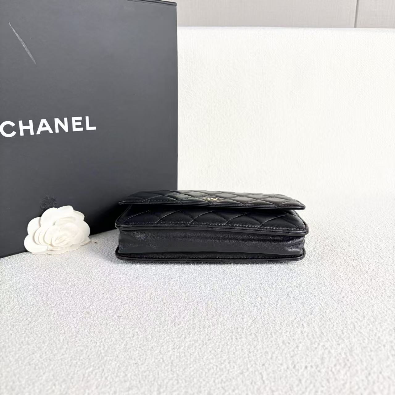 Chanel - Wallet On Chain (WOC) - Lambskin leather - Black with Gold-Tone Hardware - (mini)