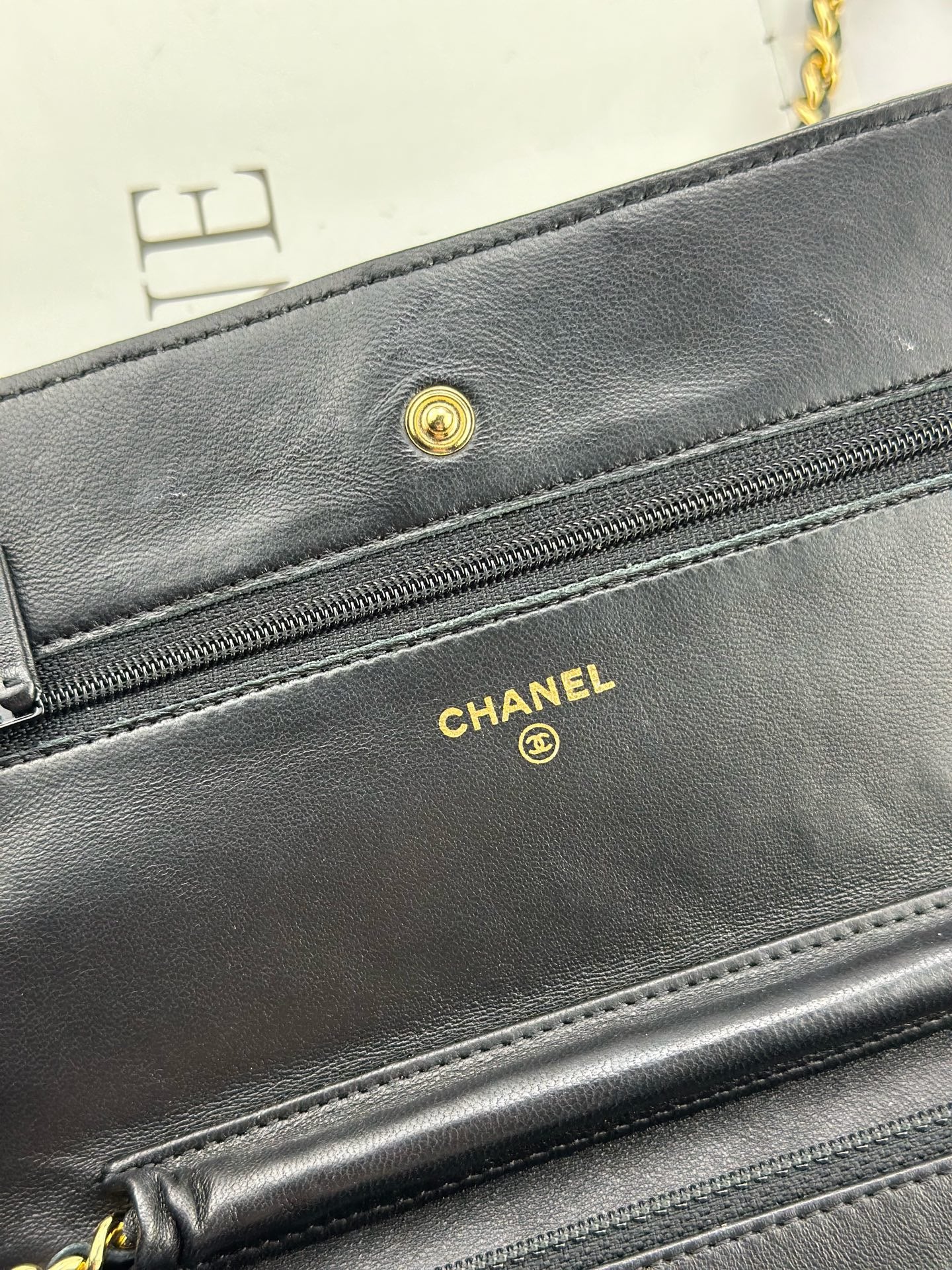 Chanel - Wallet on Chain (WOC) - Lambskin leather - Black with Gold-Tone Hardware - (mini)