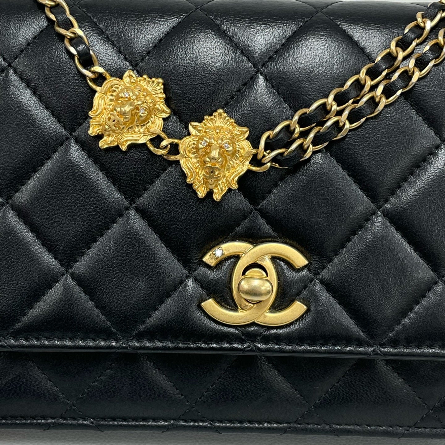 Chanel - Wallet on Chain (WOC) with Lion Pendants - Lambskin leather - Black with Gold-Tone Hardware - (mini)