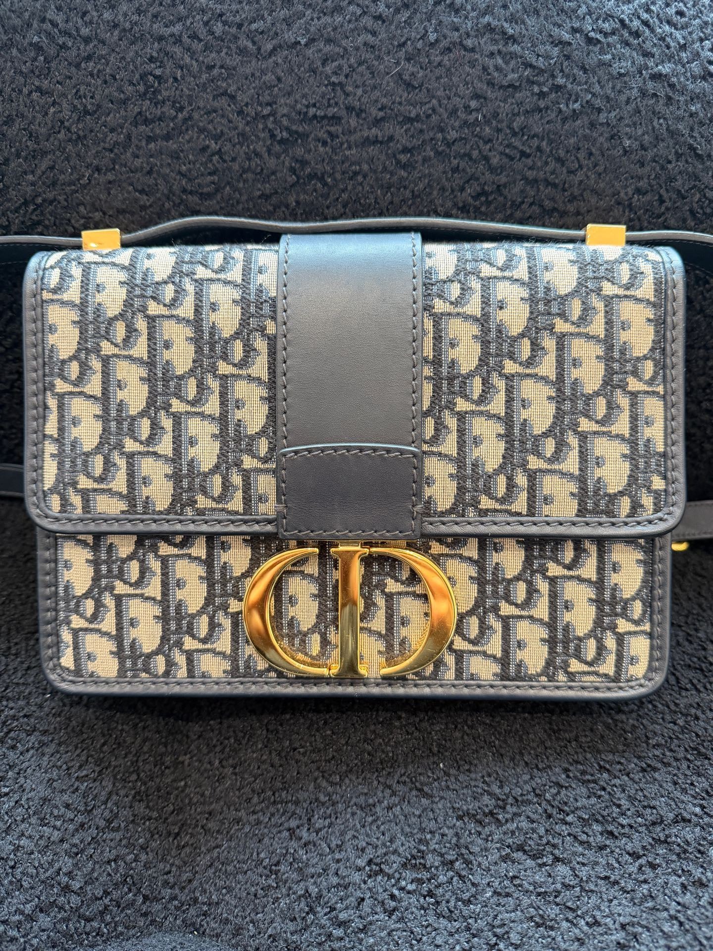 Dior - 30 Montaigne - Dior Oblique jacquard canvas with calfskin leather trim - Blue and Beige Oblique with Dark Blue leather and Gold-tone hardware - (Small)